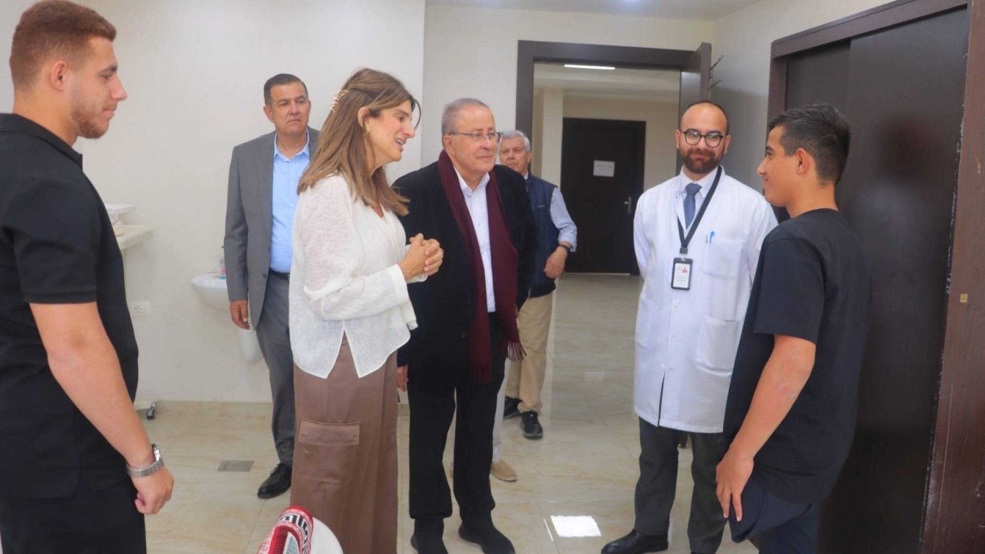 الأميرة دينا مرعد خلال اطمئنانها على أطفال قطاع غزة بالمستشفيات الأردنية