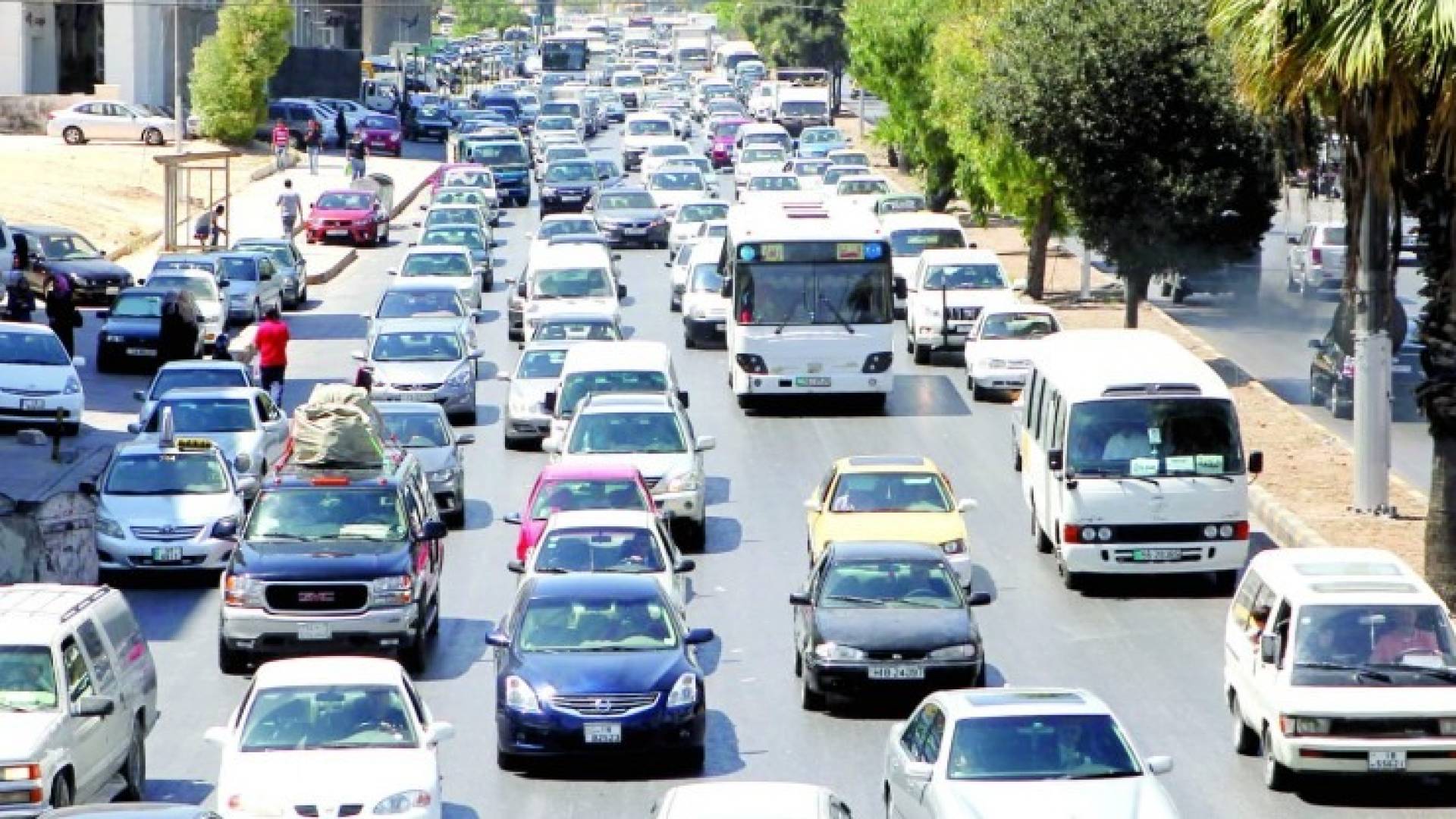 ازدحام مركبات بأحد شوارع عمان