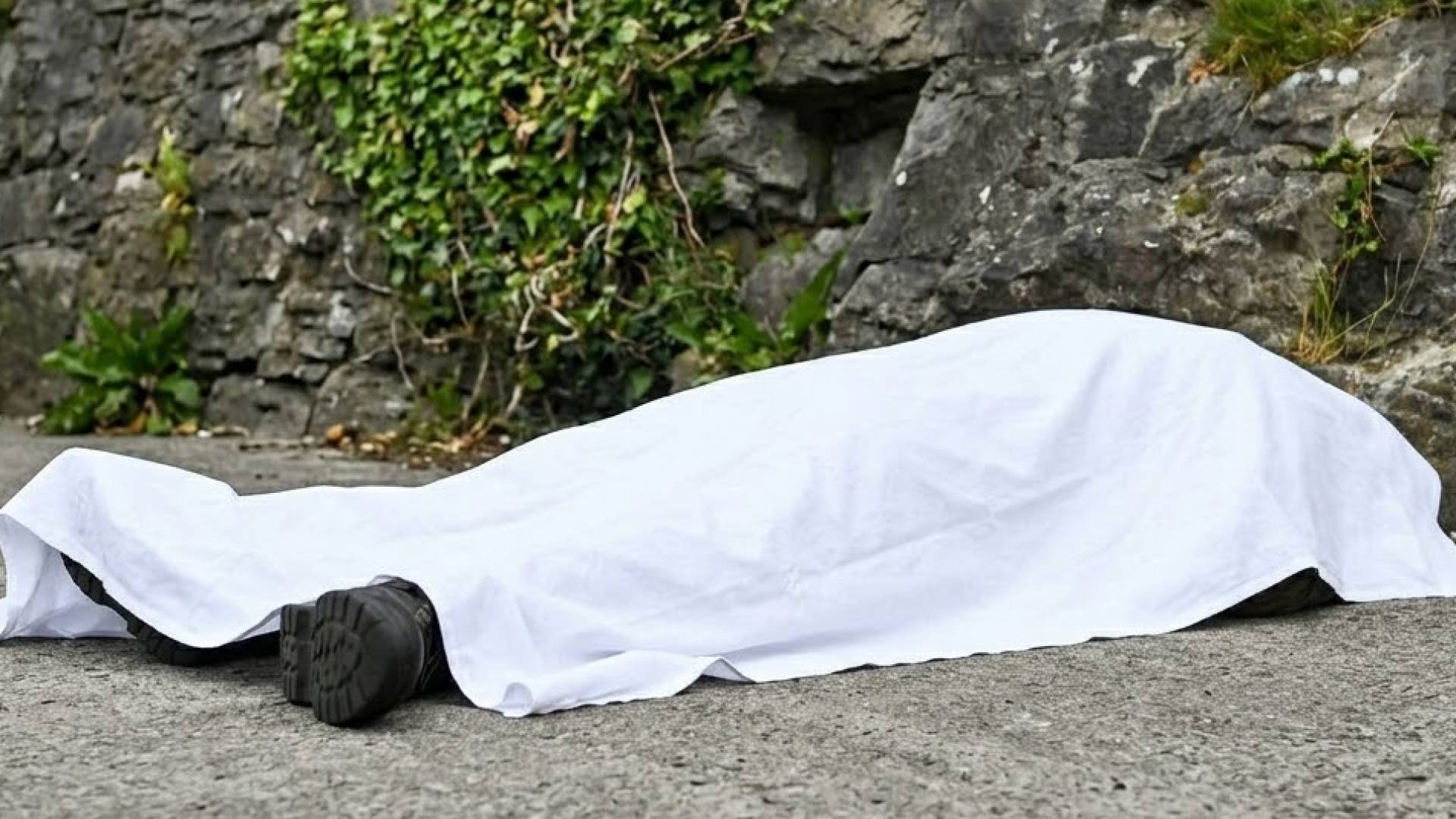 صورة تعبيرية لشخص ملقى على الأرض