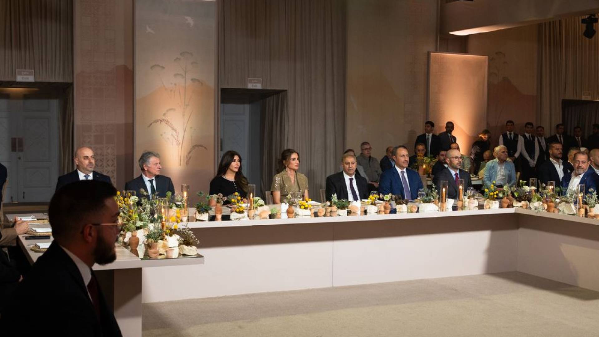 الملكة رانيا خلال حضورها العشاء الخيري لصندوق الأمان لمستقبل الأيتام