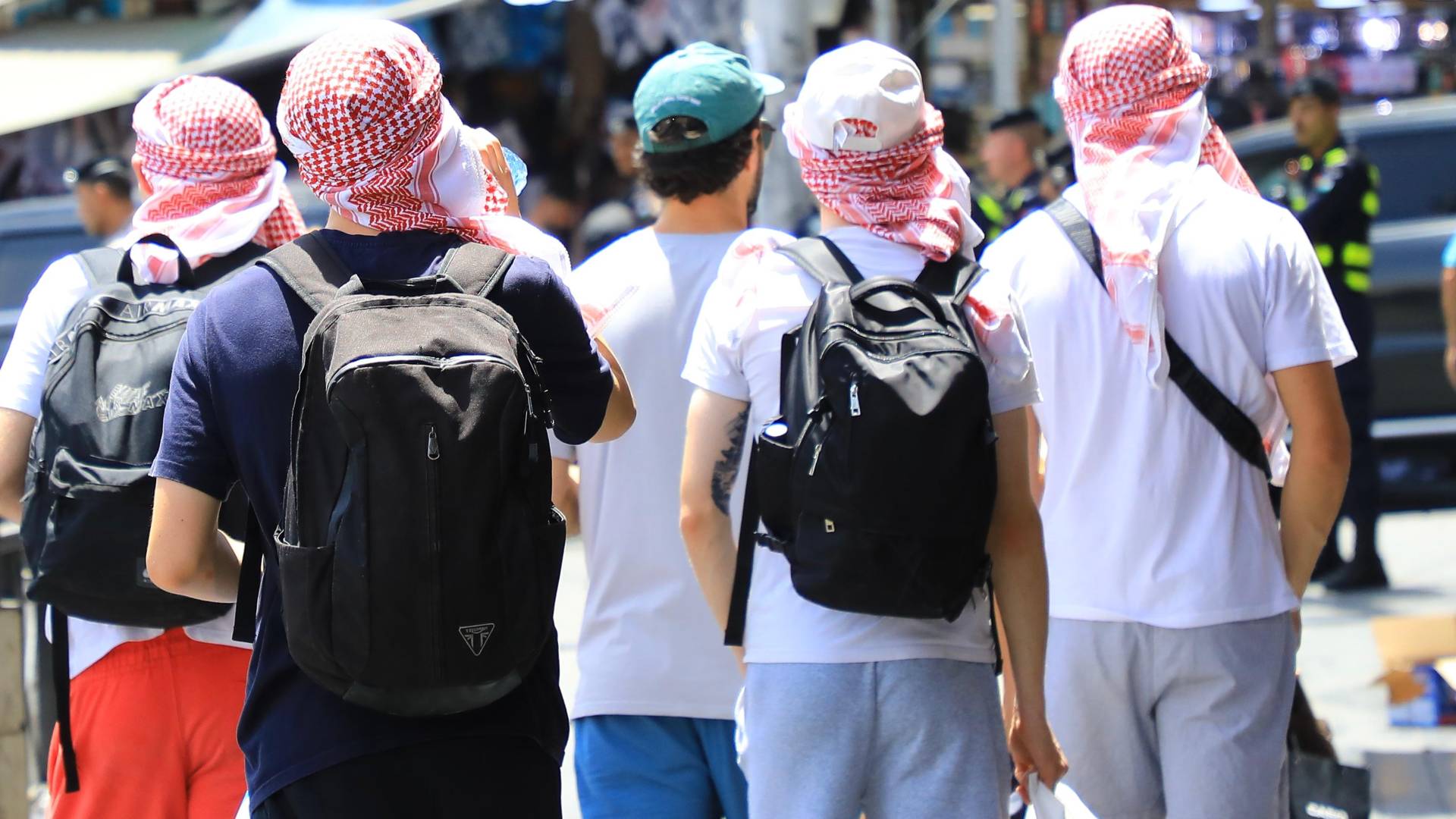 مواطنون يسيرون في اجواء مشمسة