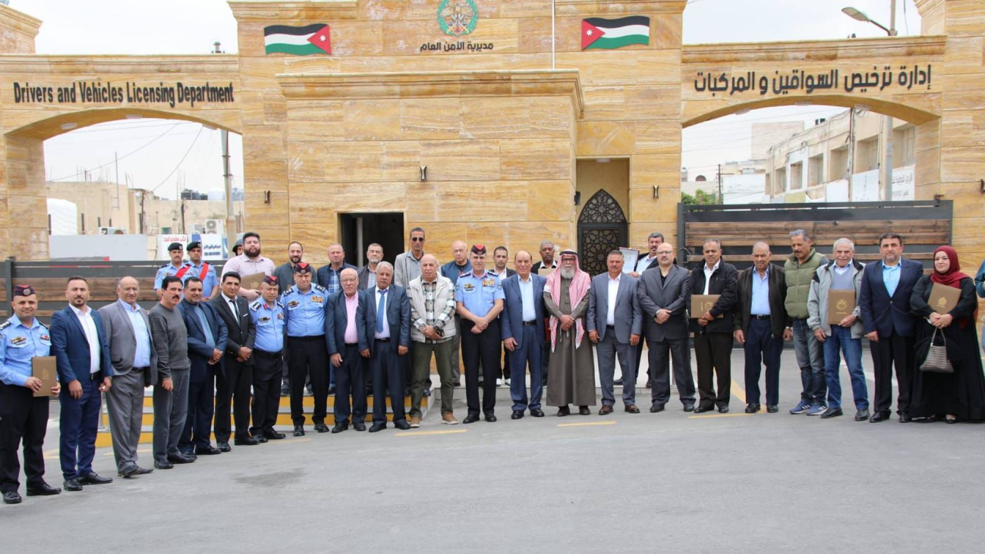 مدير إدارة ترخيص السواقين والمركبات العميد المهندس عمر القرعان، يكرم السائقين المتميزين