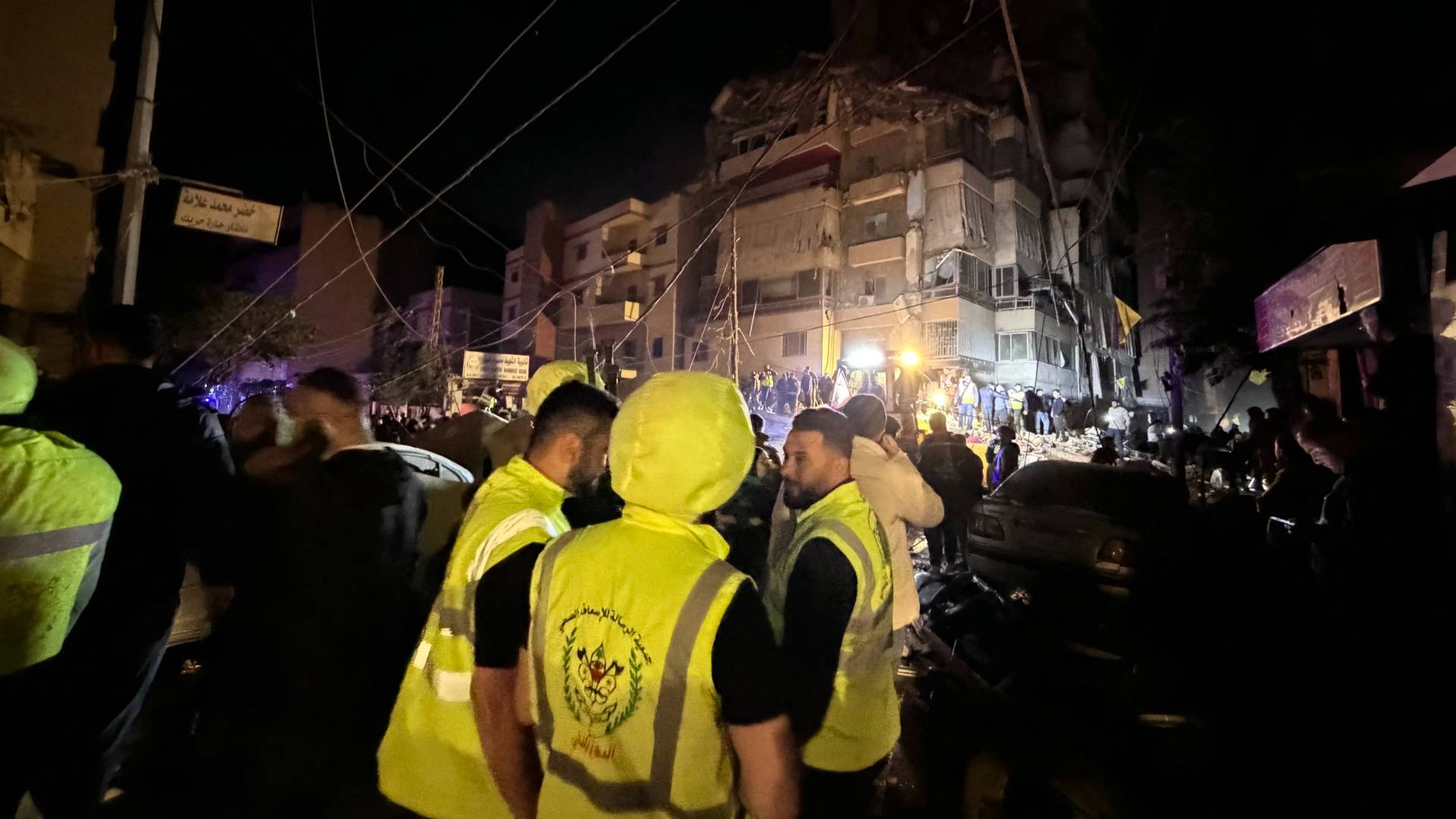 الدفاع المدني اللبناني يحاول انتشال جثث ومصابين بعد غارة للاحتلال الإسرائيلي