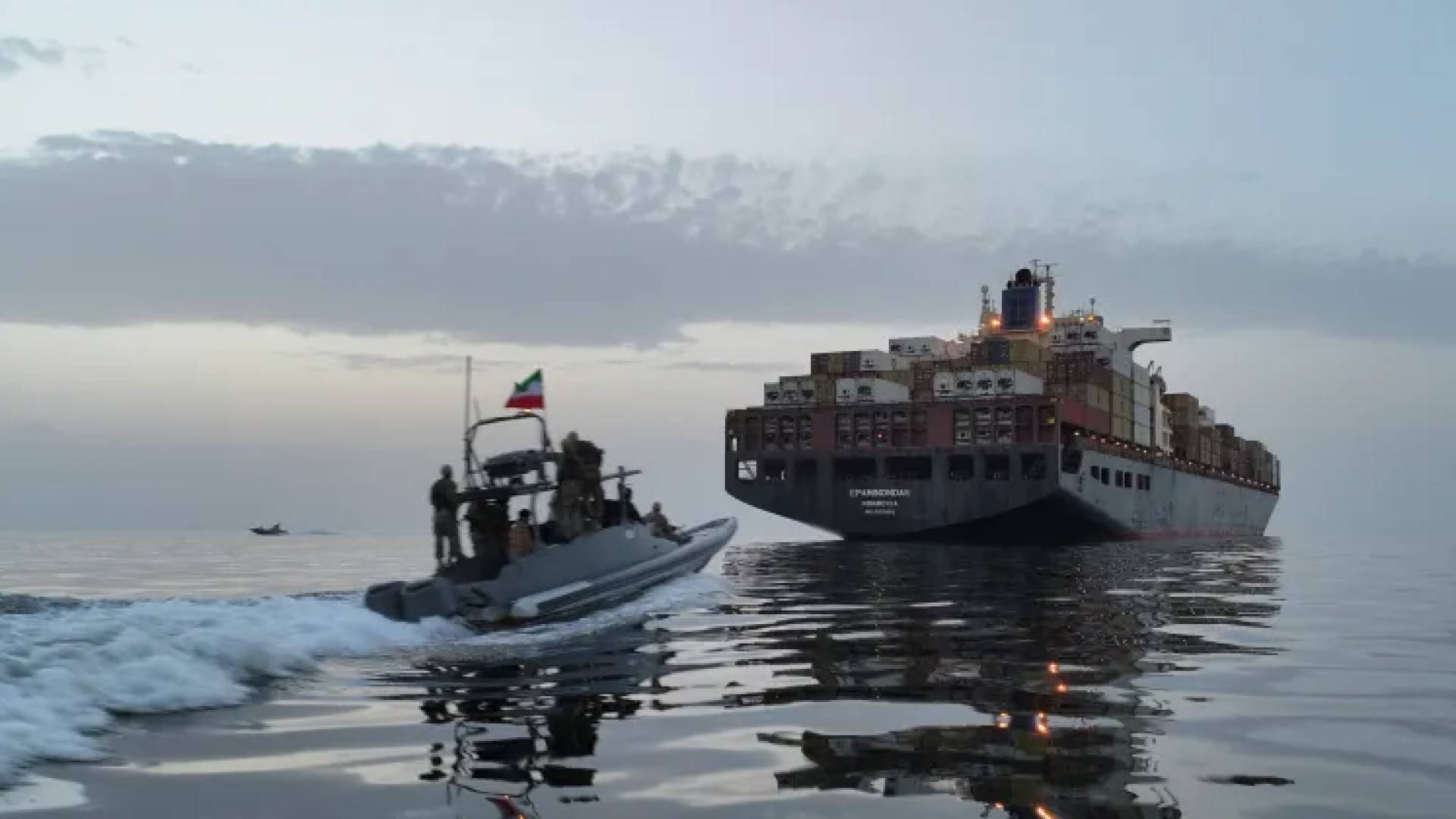 سفينة في مضيق هرمز
