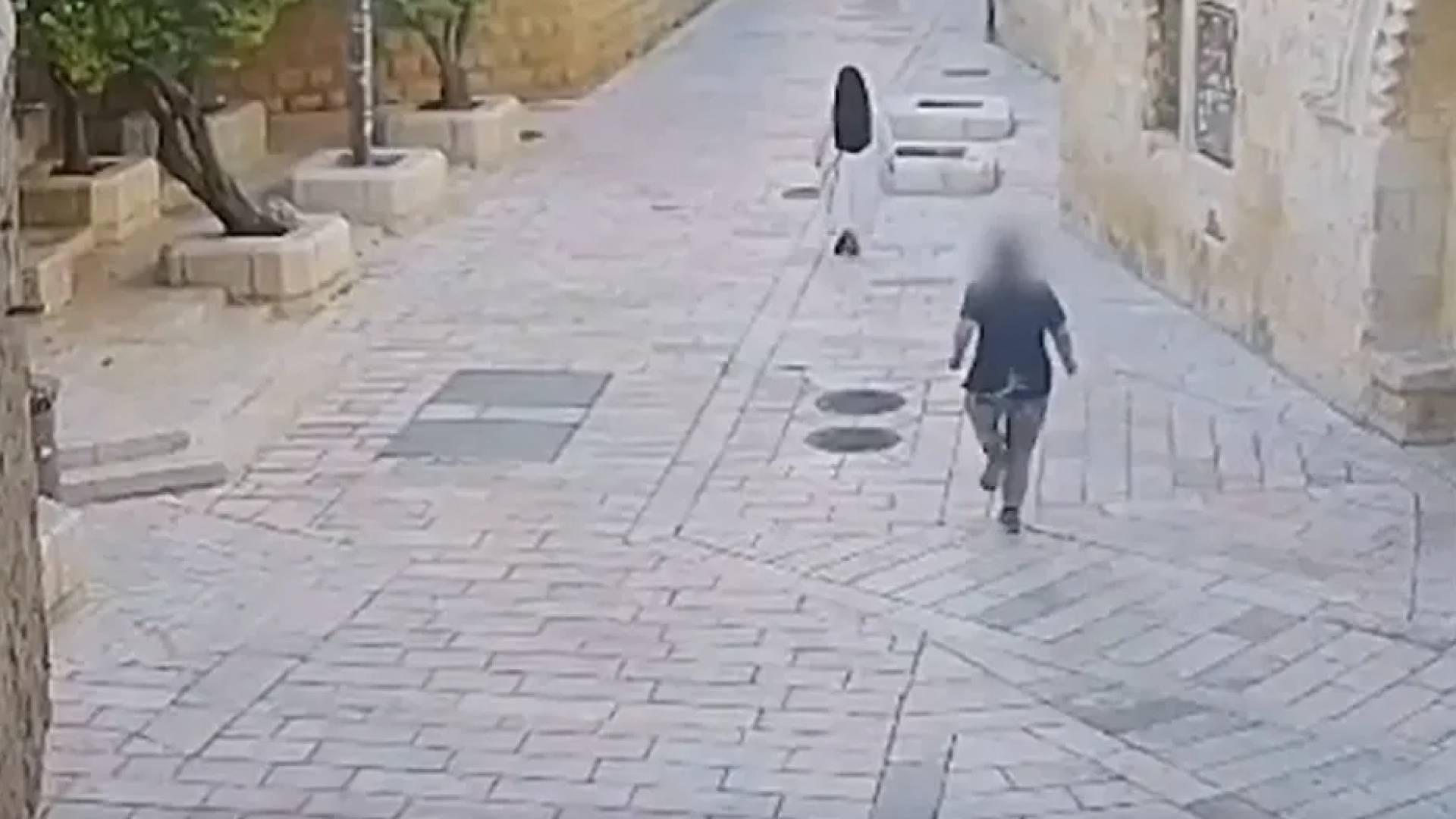 لقطة من الفيديو للحظة الاعتداء على الراهبة في القدس