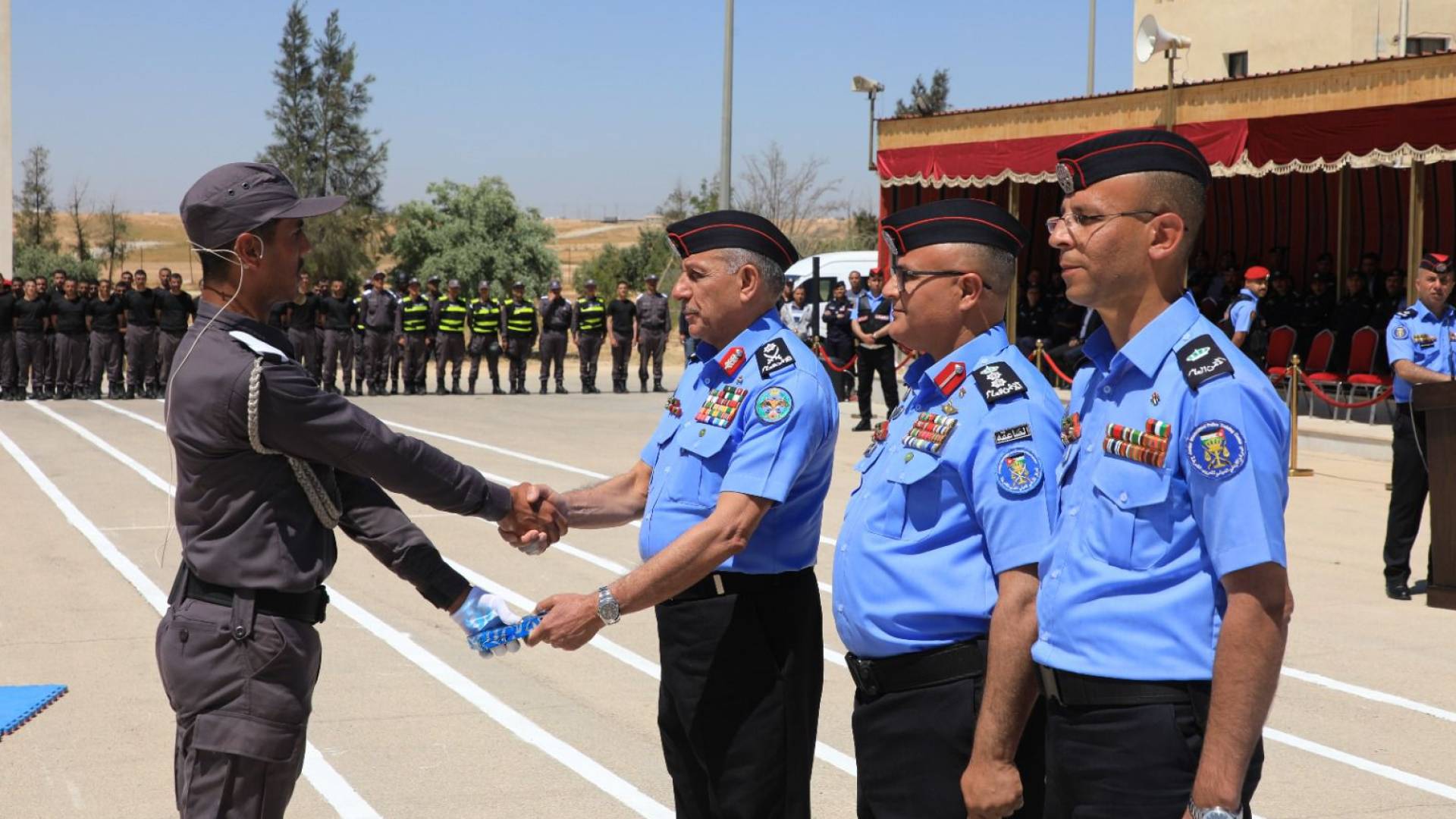 مدير الأمن العام اللواء الدكتور عبيد الله المعايطة، خلال حفل تخريج الشرطة السورية