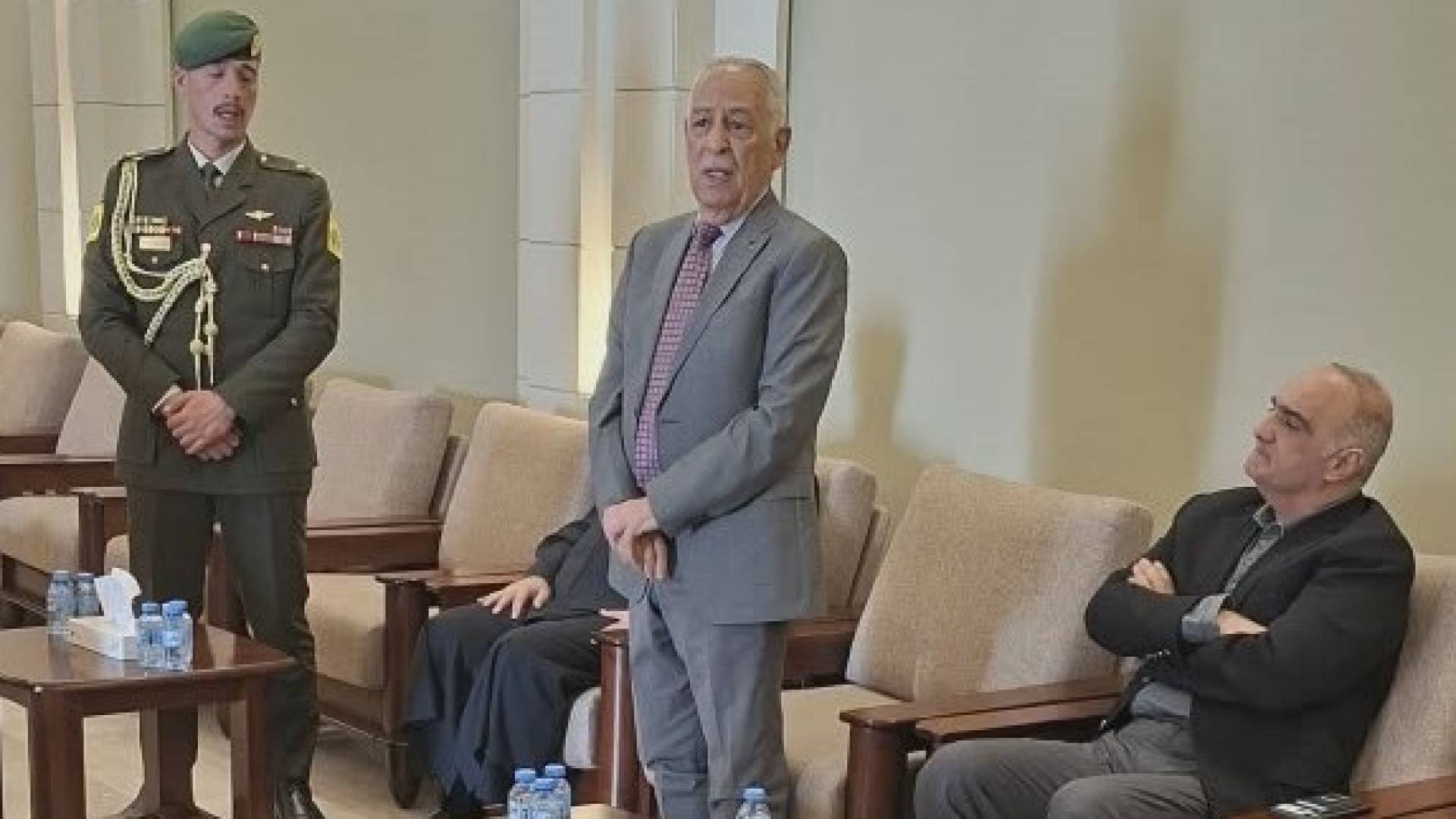 العيسوي يعزي آل أبو شرخ وعشيرة الصمادي