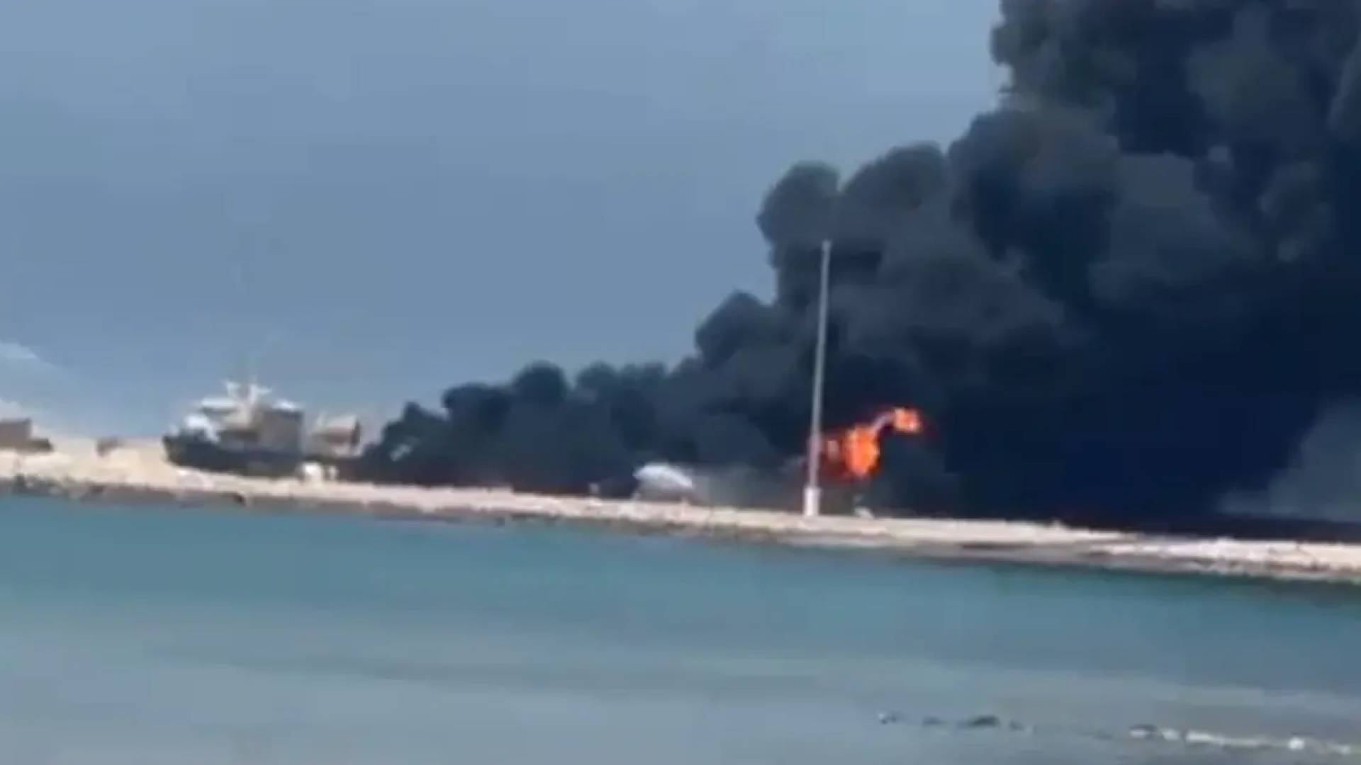 رصيف إيراني تعرض لإطلاق نار