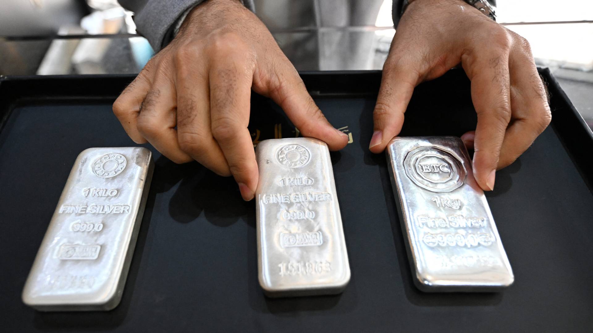 سبائك فضية في أحد محال المجوهرات