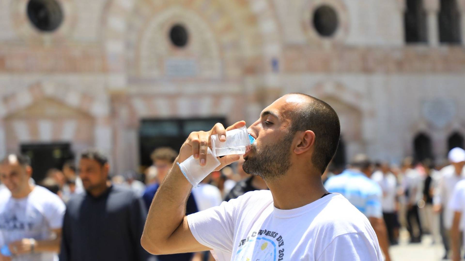 مواطن يشرب المياة في أجواء حارة