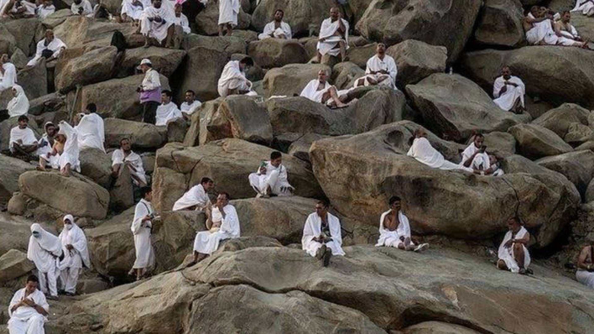 حجاج يجلسون على جبل عرفة