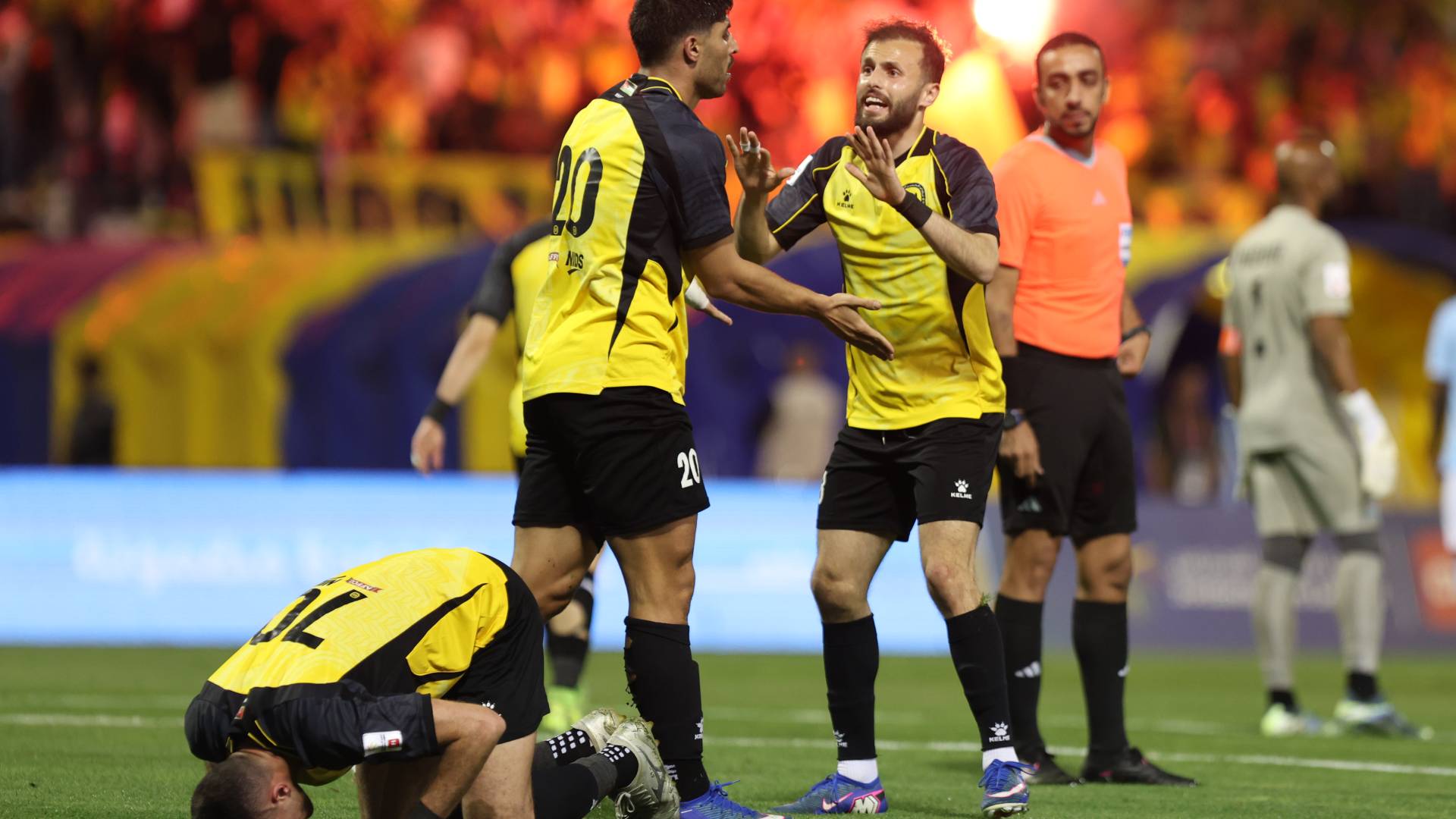 احتفال لاعبي الحسين إربد