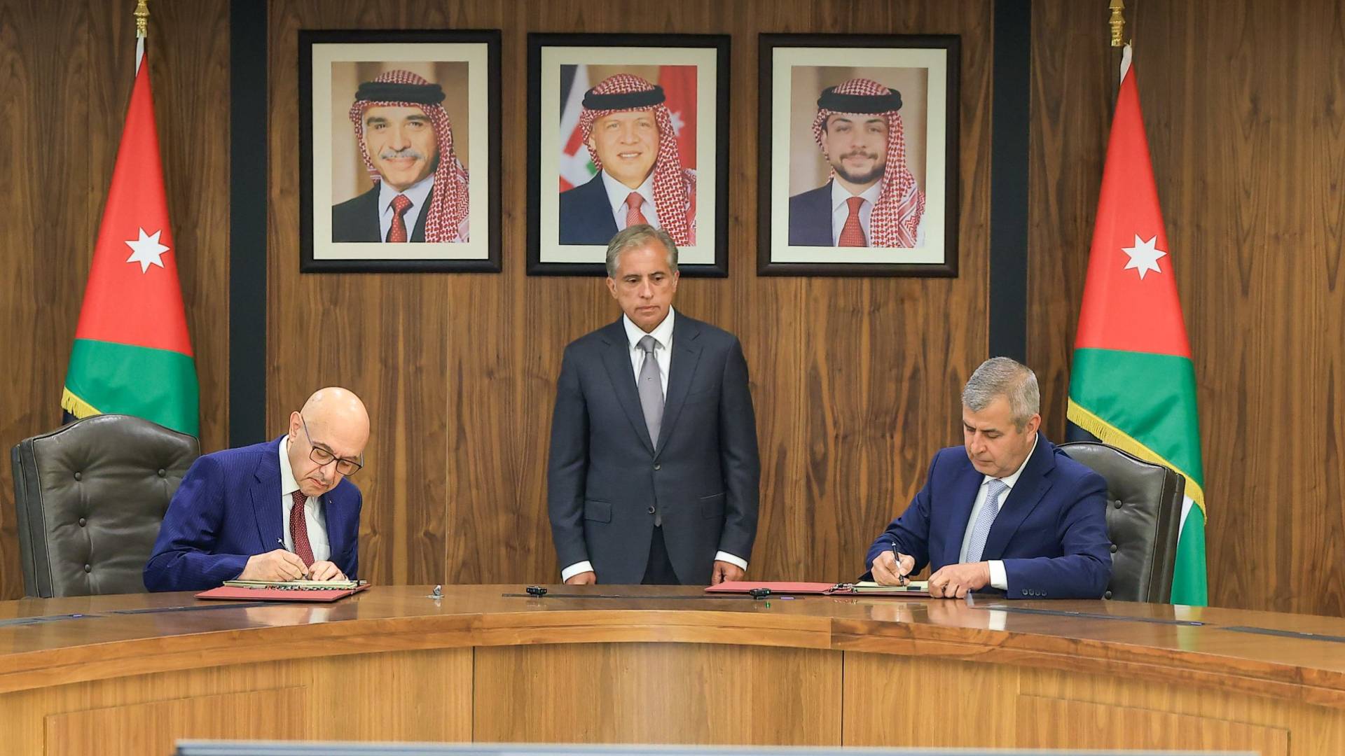 رئيس الوزراء الدكتور جعفر حسان يشهد توقيع اتفاقية استثمار لإنتاج الأمونيا الخضراء في الأردن