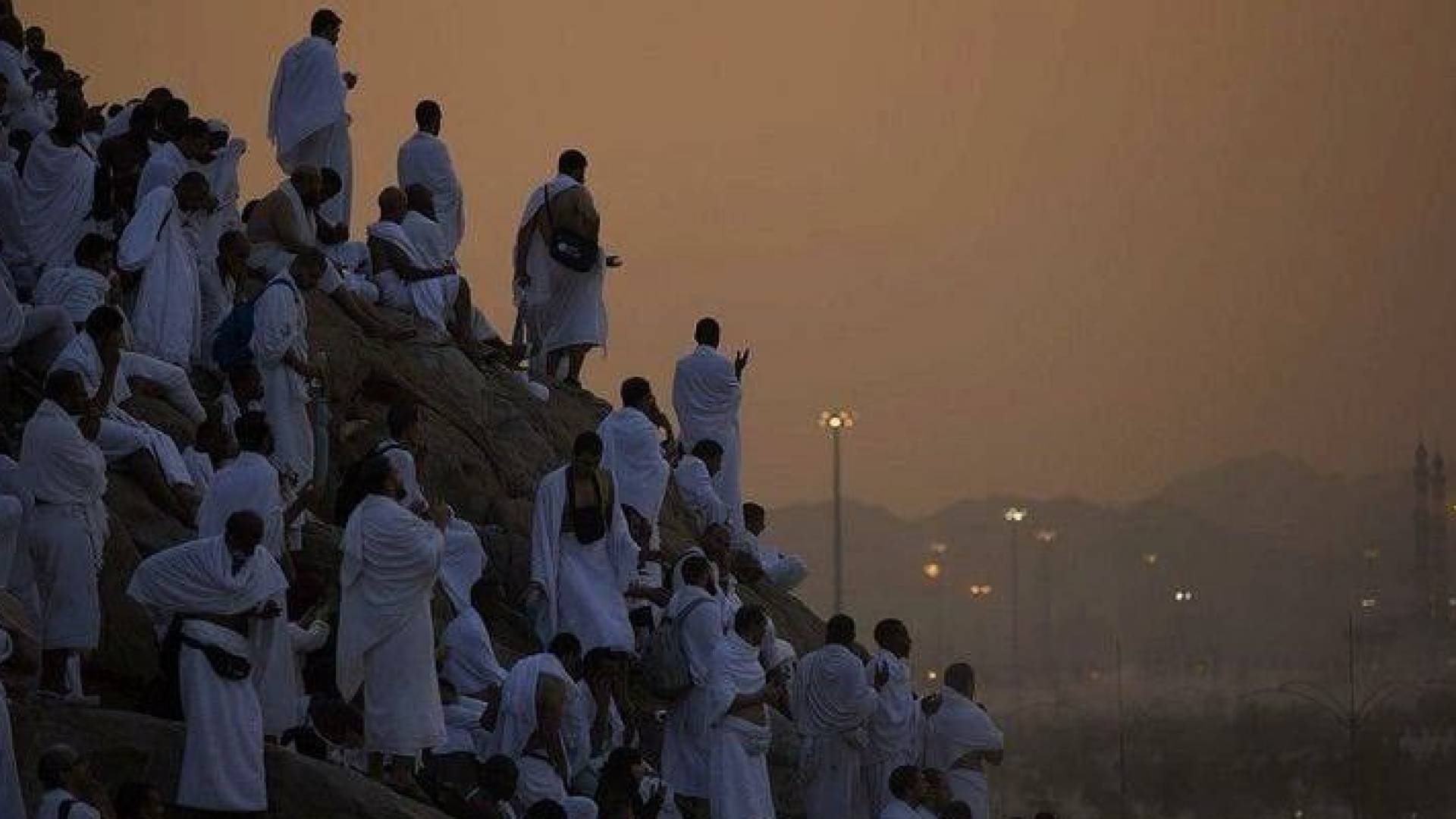 حجاج يقفون على جبل عرفة