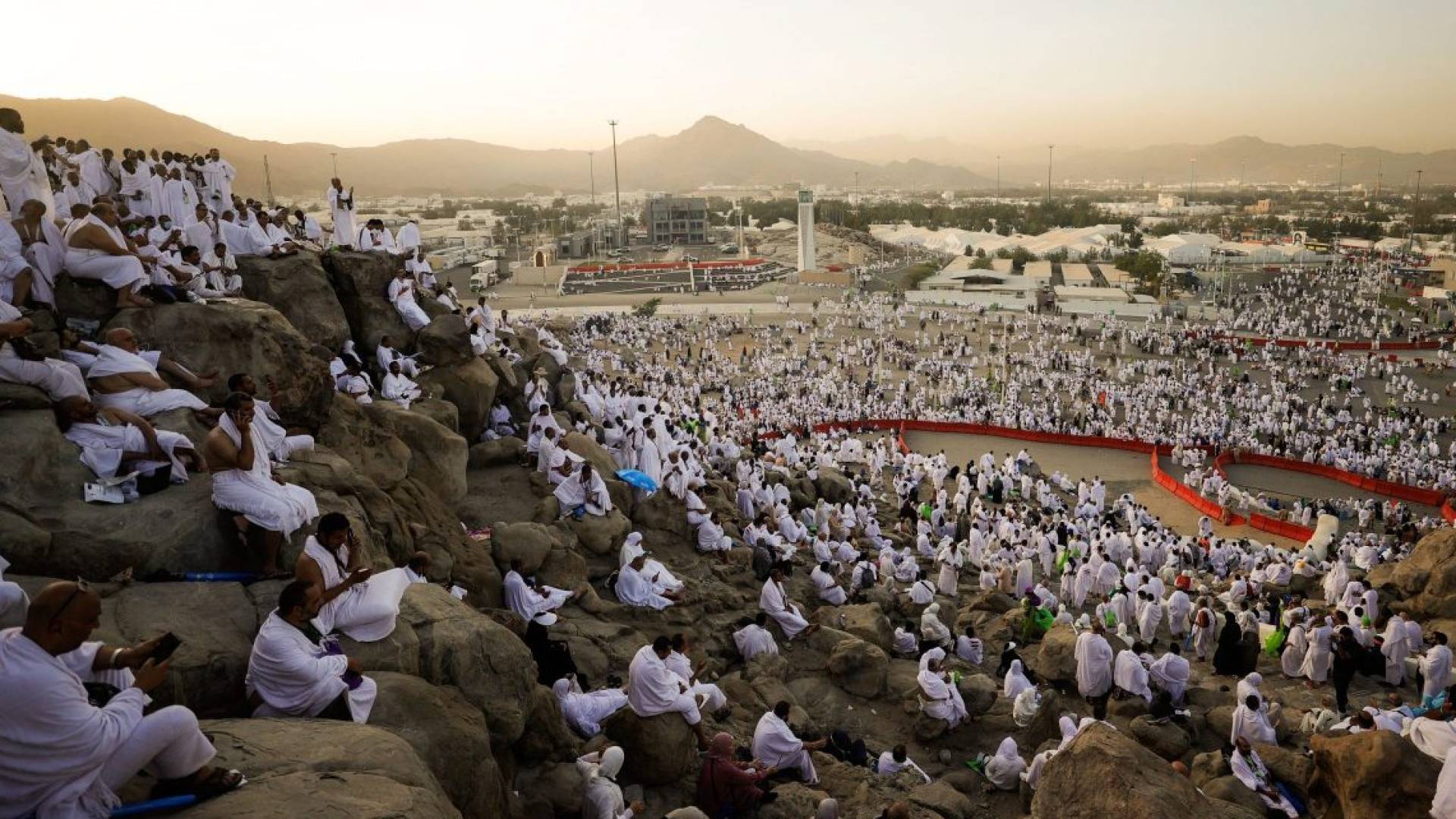 حجاج يجلسون على جبل عرفة