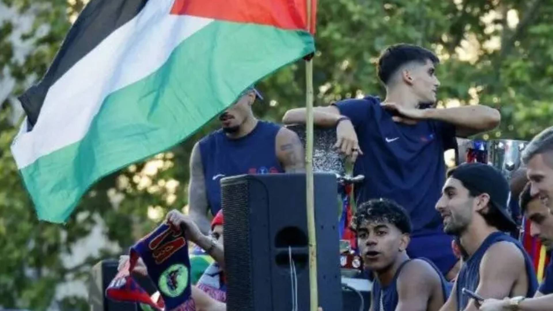 لامين يامال يرفع علم فلسطين