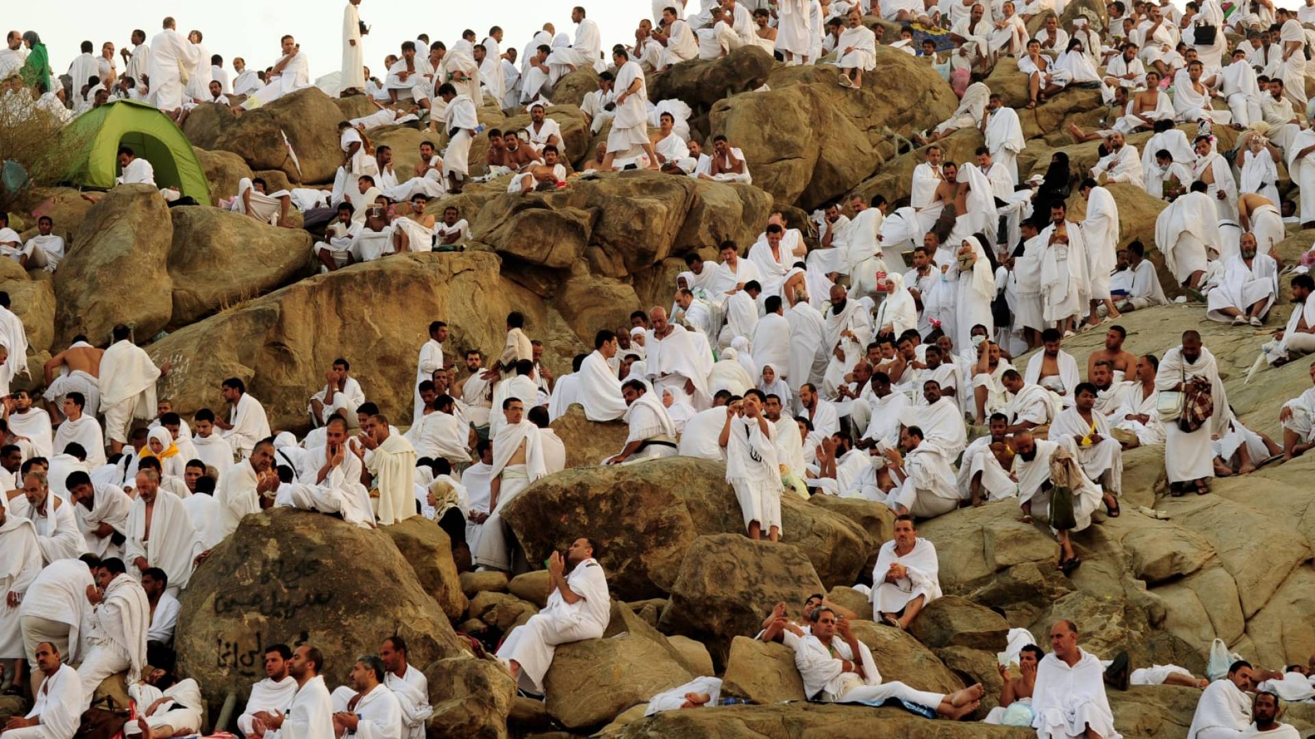 حجاج يقفون على جبل عرفات