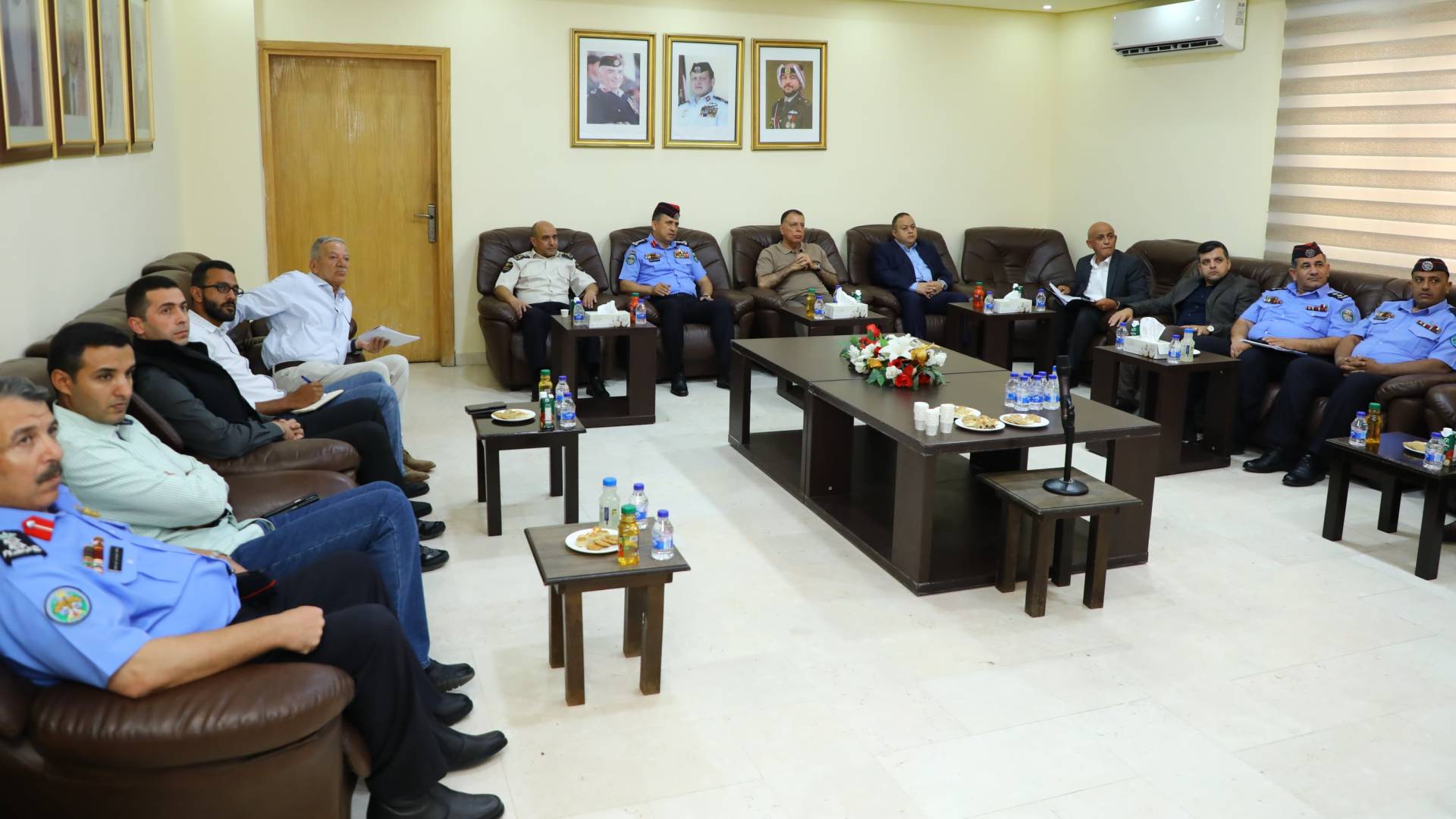 وزير الداخلية يزور مركز حدود العمري ومديرية قضاء الأزرق