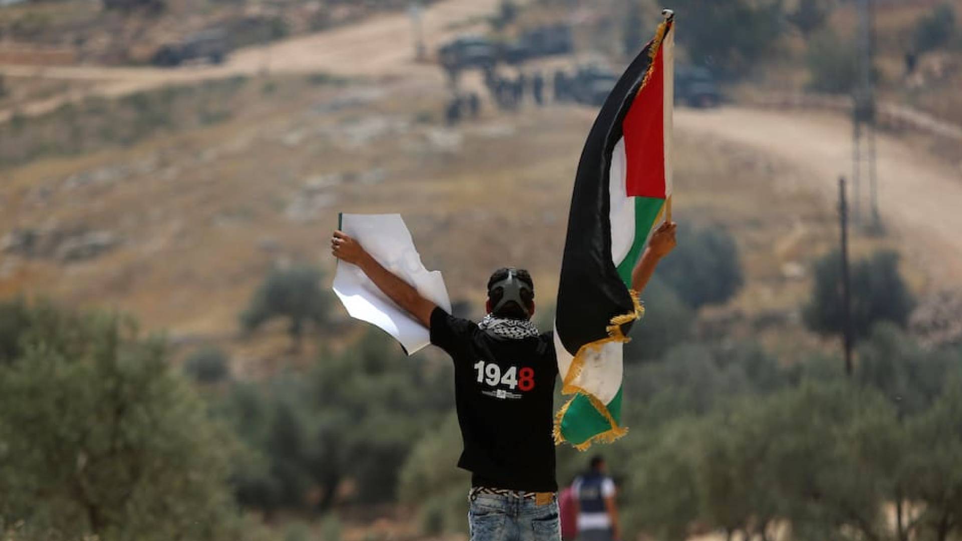 طفل يحمل العلم الفلسطيني