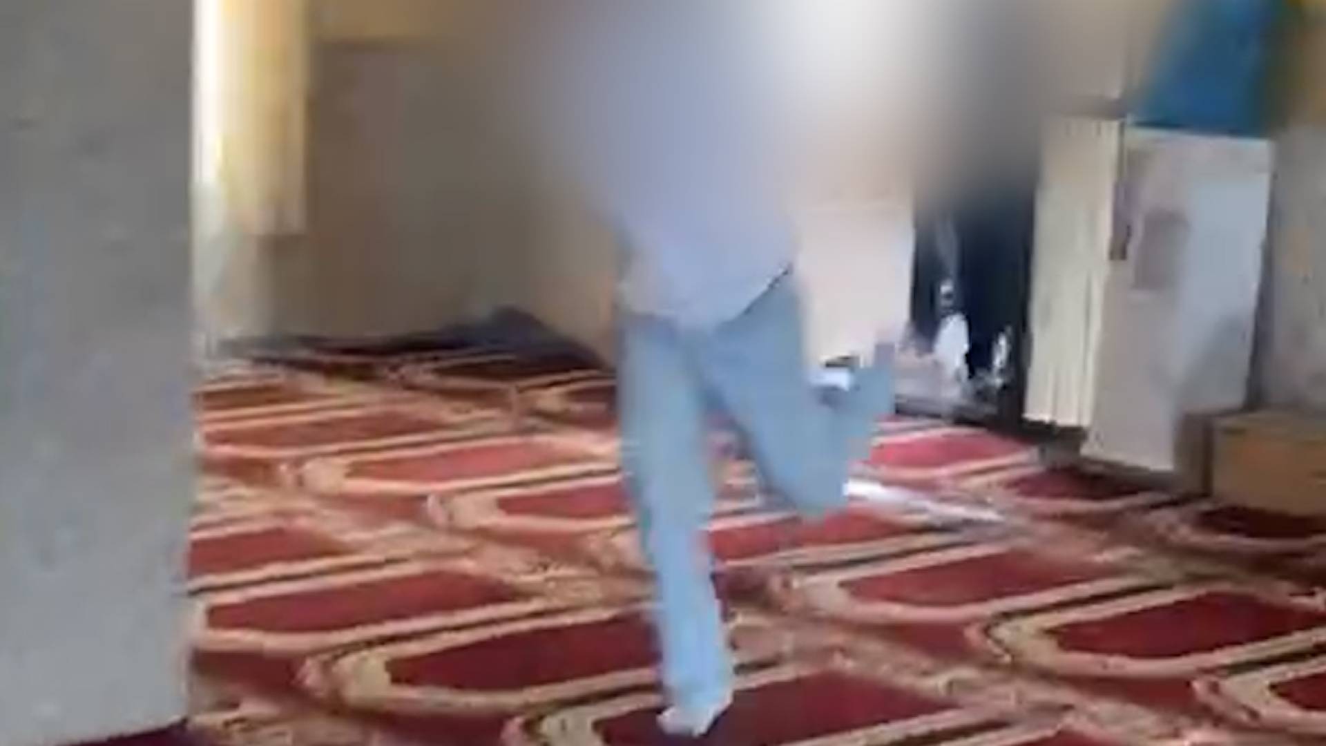 دخول شبان الى المسجد بأحذيتهم