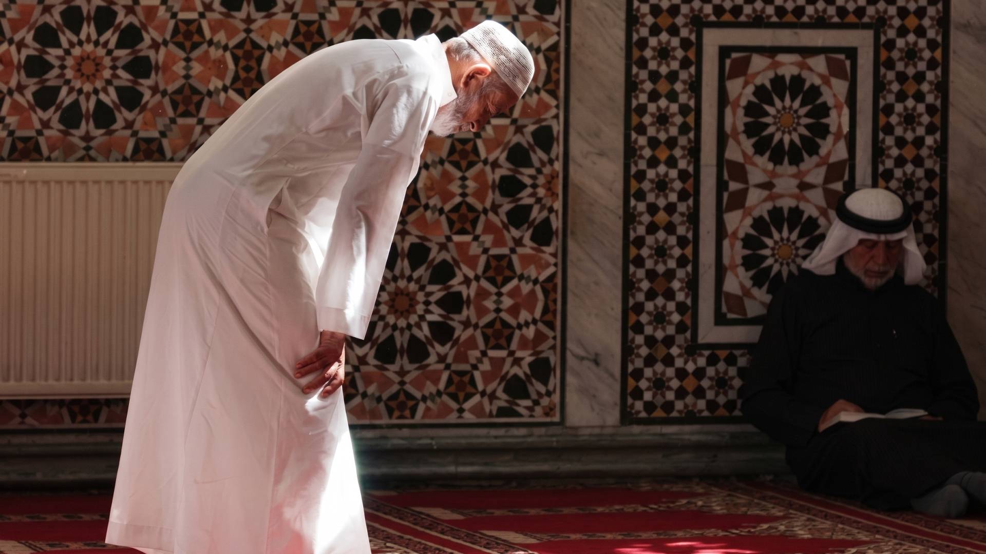 حاج يصلي في مسجد