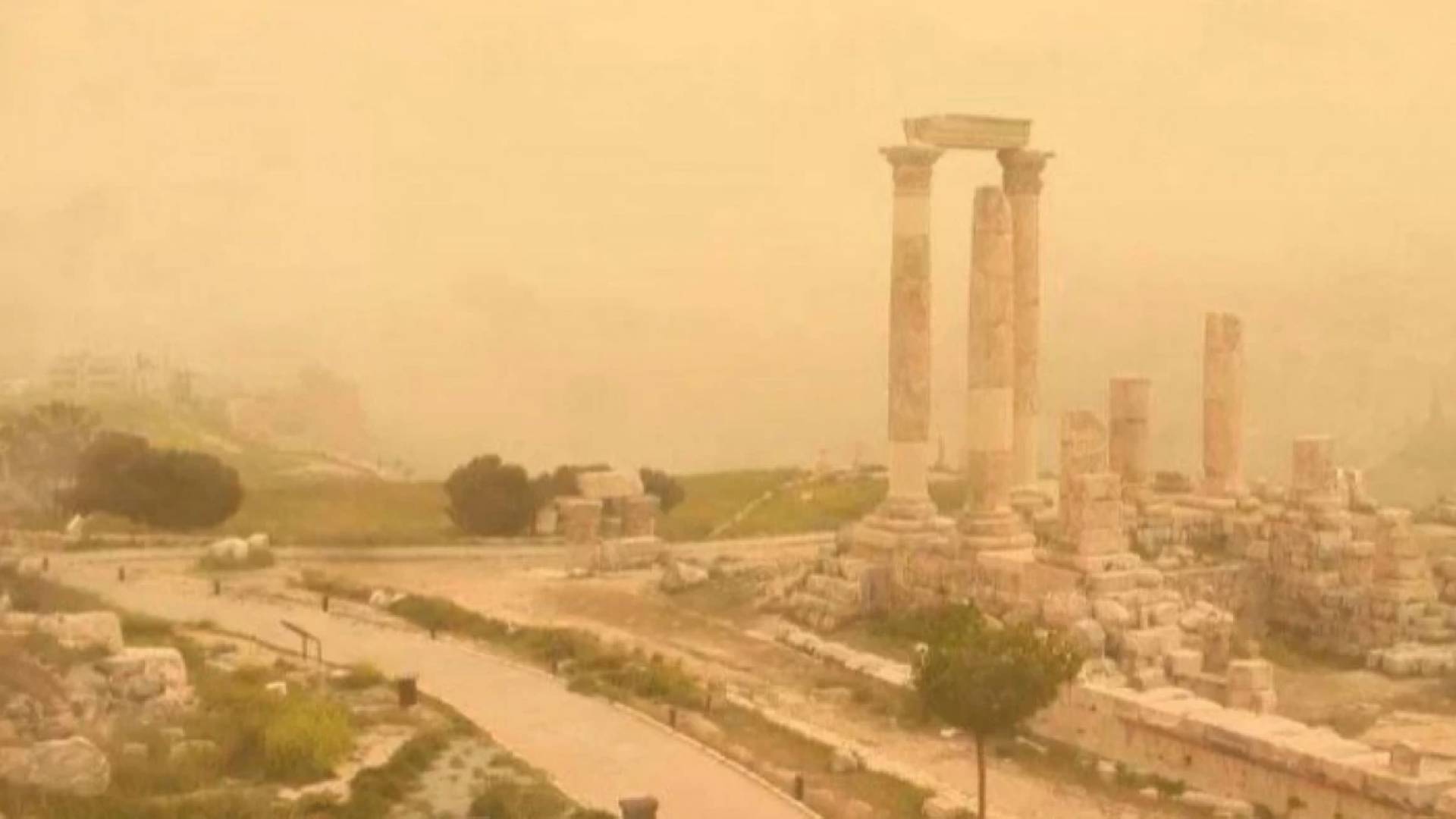 أجواء مغبرة في عمان