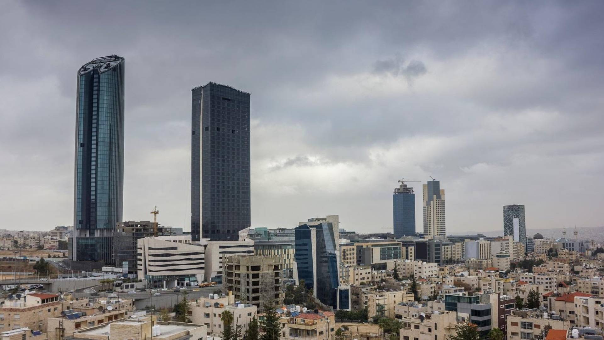 صورة تظهر غيوم سوداء خلال المنخفض الجوي في عمان