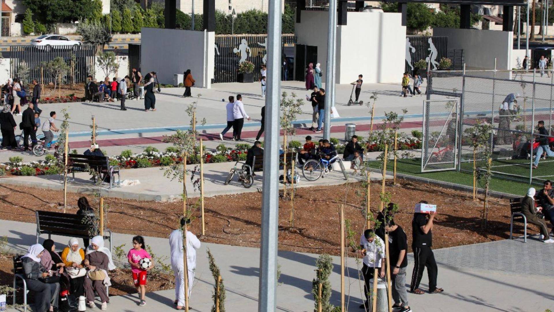 مواطن يزورون "حديقة النشامى"