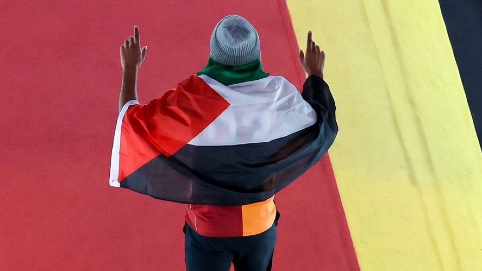 النجم الفرنسي ساشا بوي يتوشح بالعلم الفلسطيني