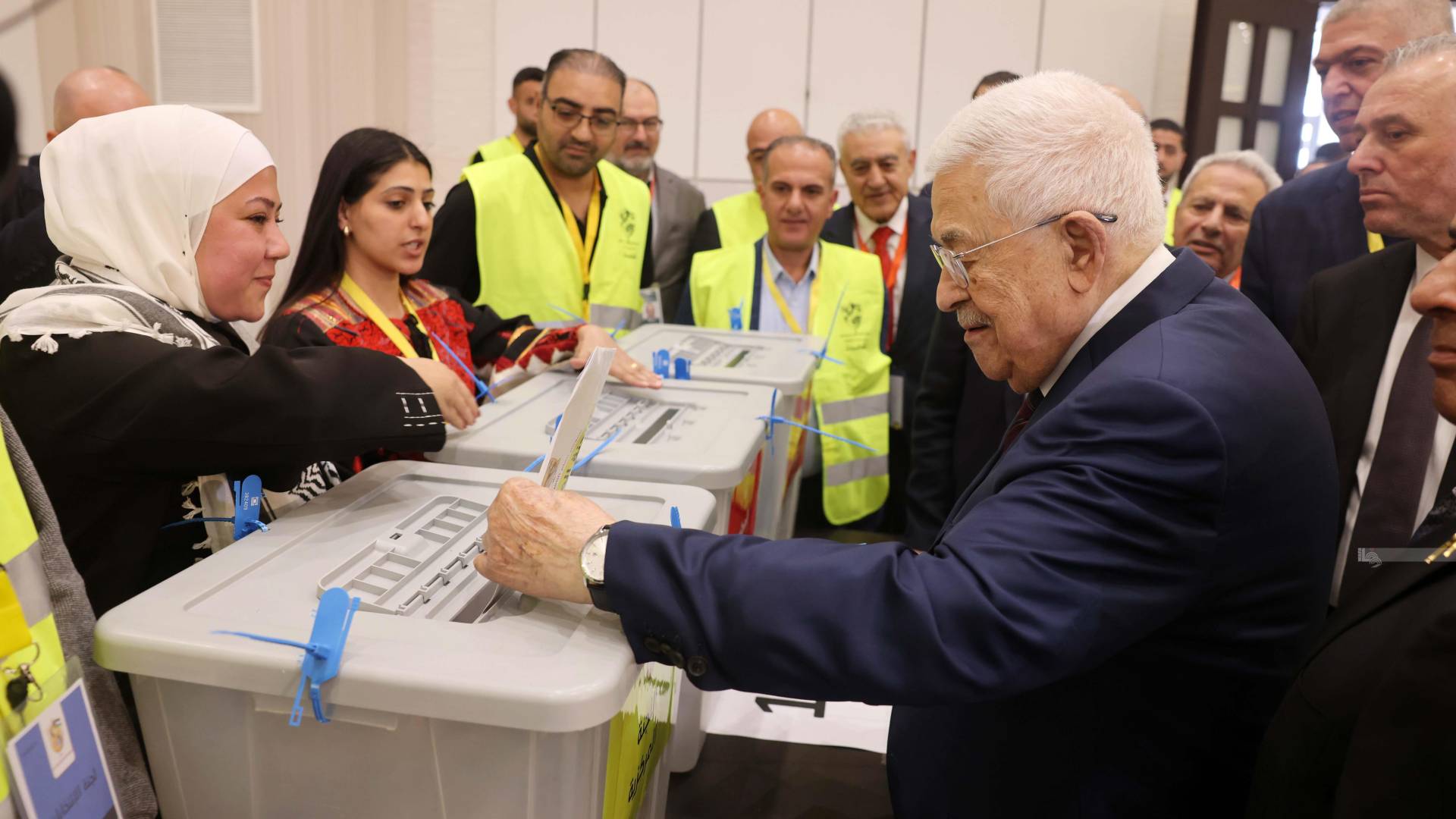 الرئيس الفلسطيني محمود عباس يدلي بصوته في انتخابات فتح