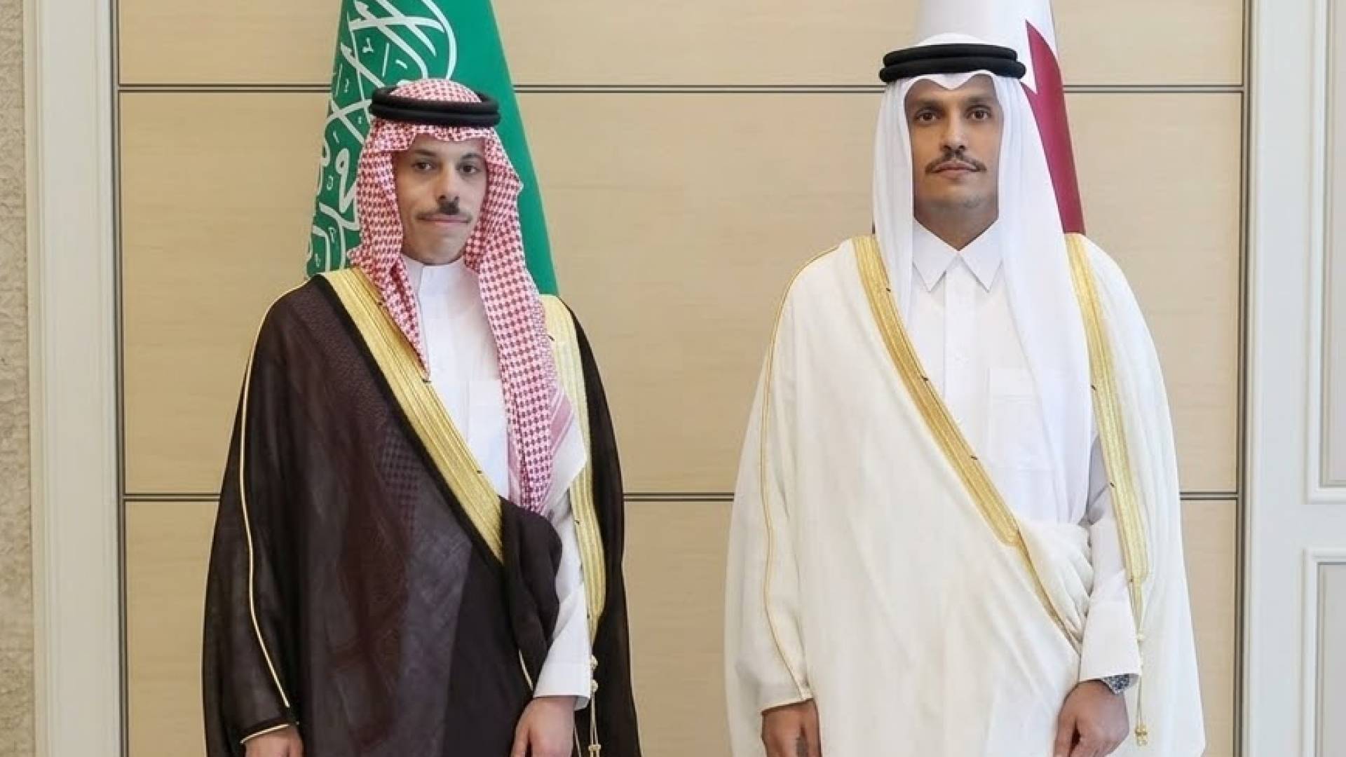 رئيس الوزراء القطري الشيخ محمد بن عبد الرحمن آل ثاني (يمين) ووزير الخارجية السعودي الأمير فيصل بن فرحان
