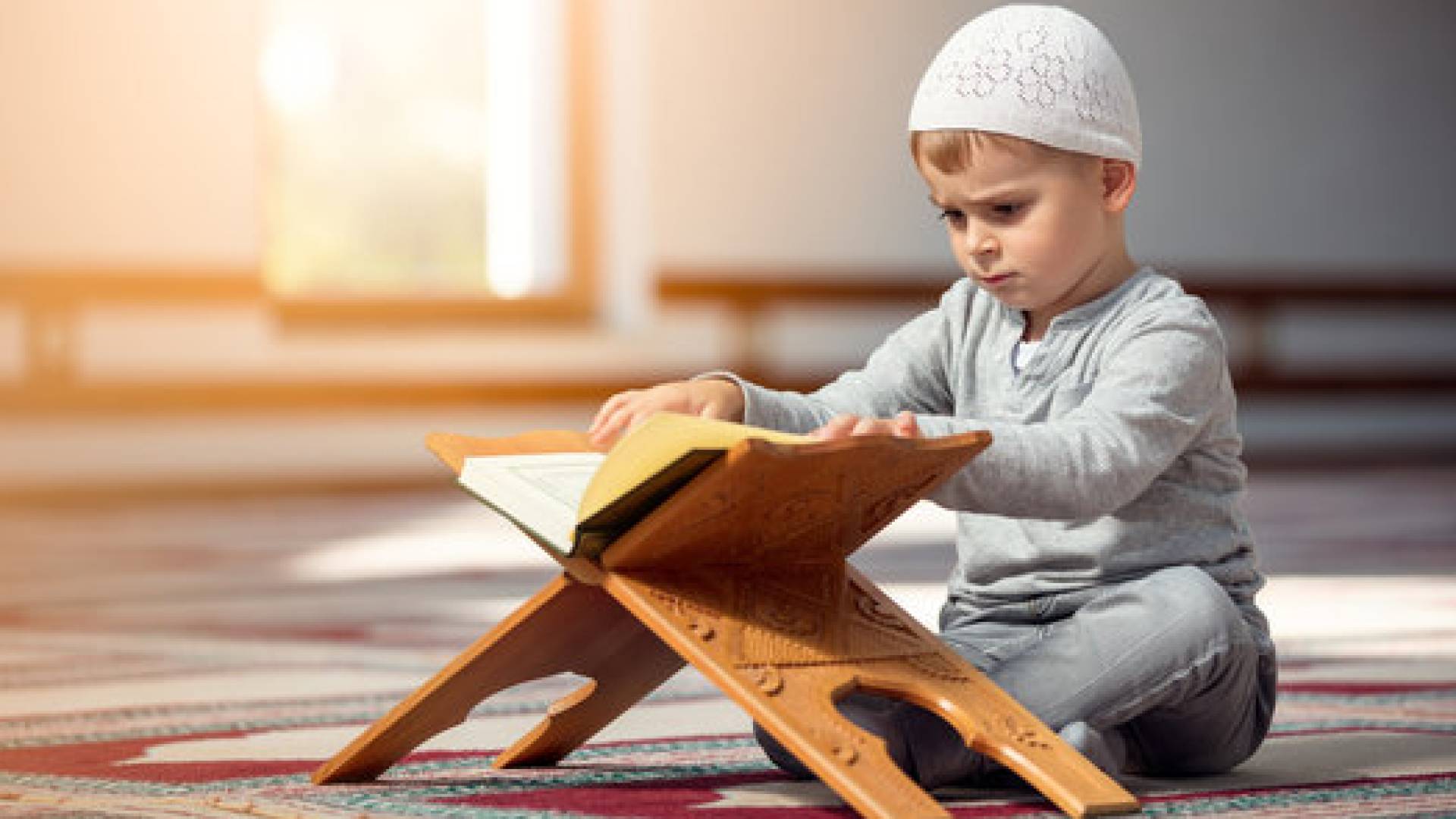 طفل يقرأ من القرآن الكريم