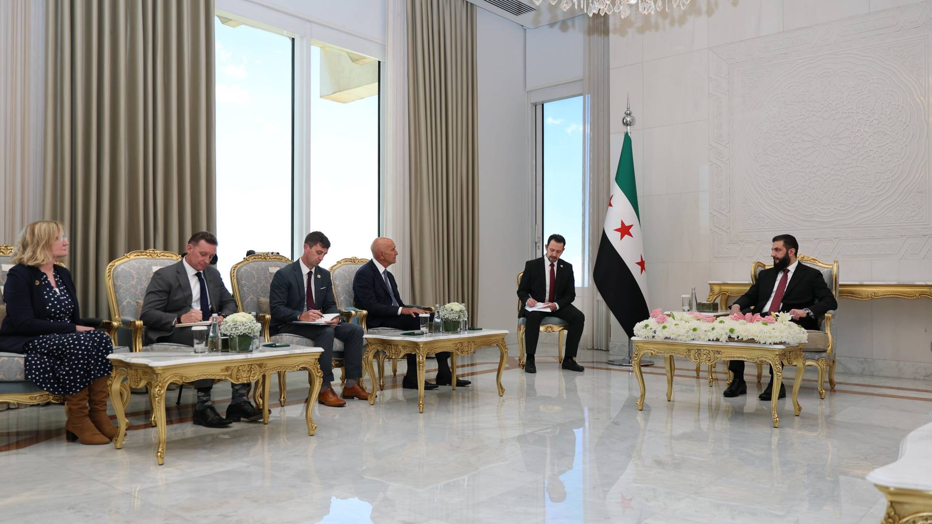 الرئيس السوري أحمد الشرع يلتقي المبعوث الأمريكي الخاص إلى سوريا توماس باراك  في قصر الشعب بدمشق