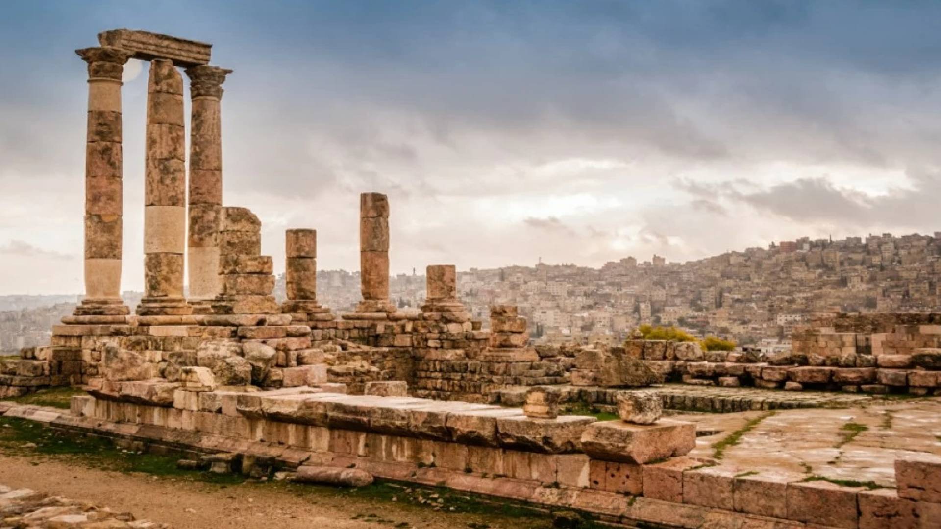 أجواء مغبرة في عمان