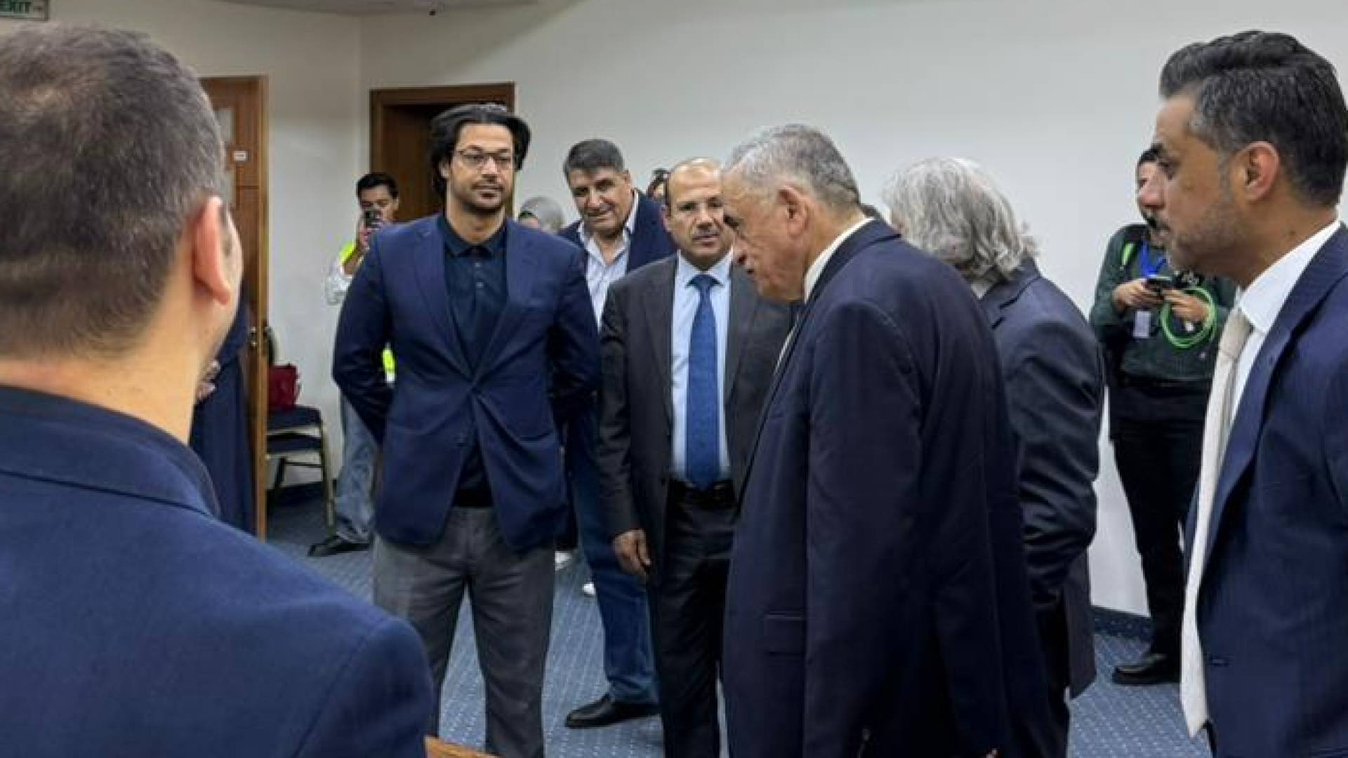 رئيس الجامعة الأردنية يجري جولة في الجامعة اثناء فتح صناديق الاقتراع