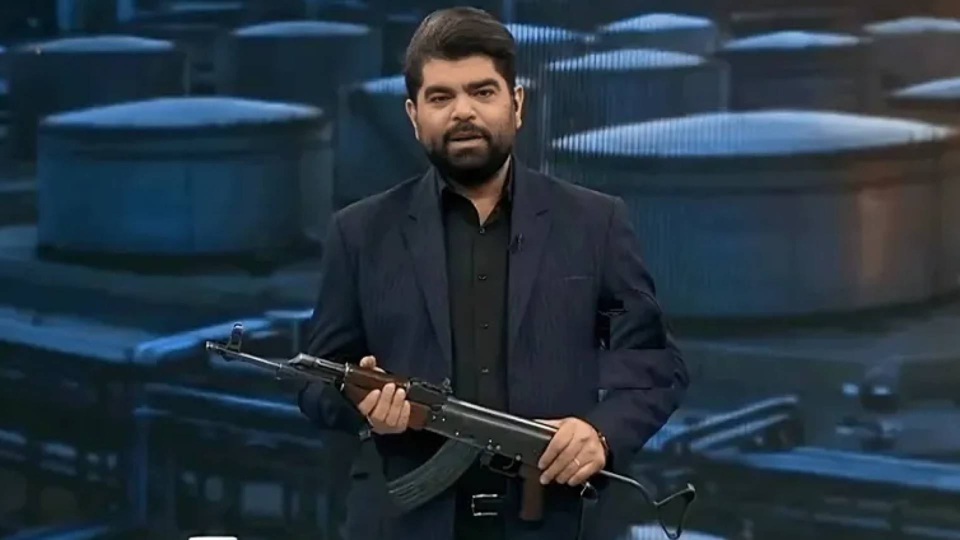 مذيع إيراني يحمل السلاح على الهواء