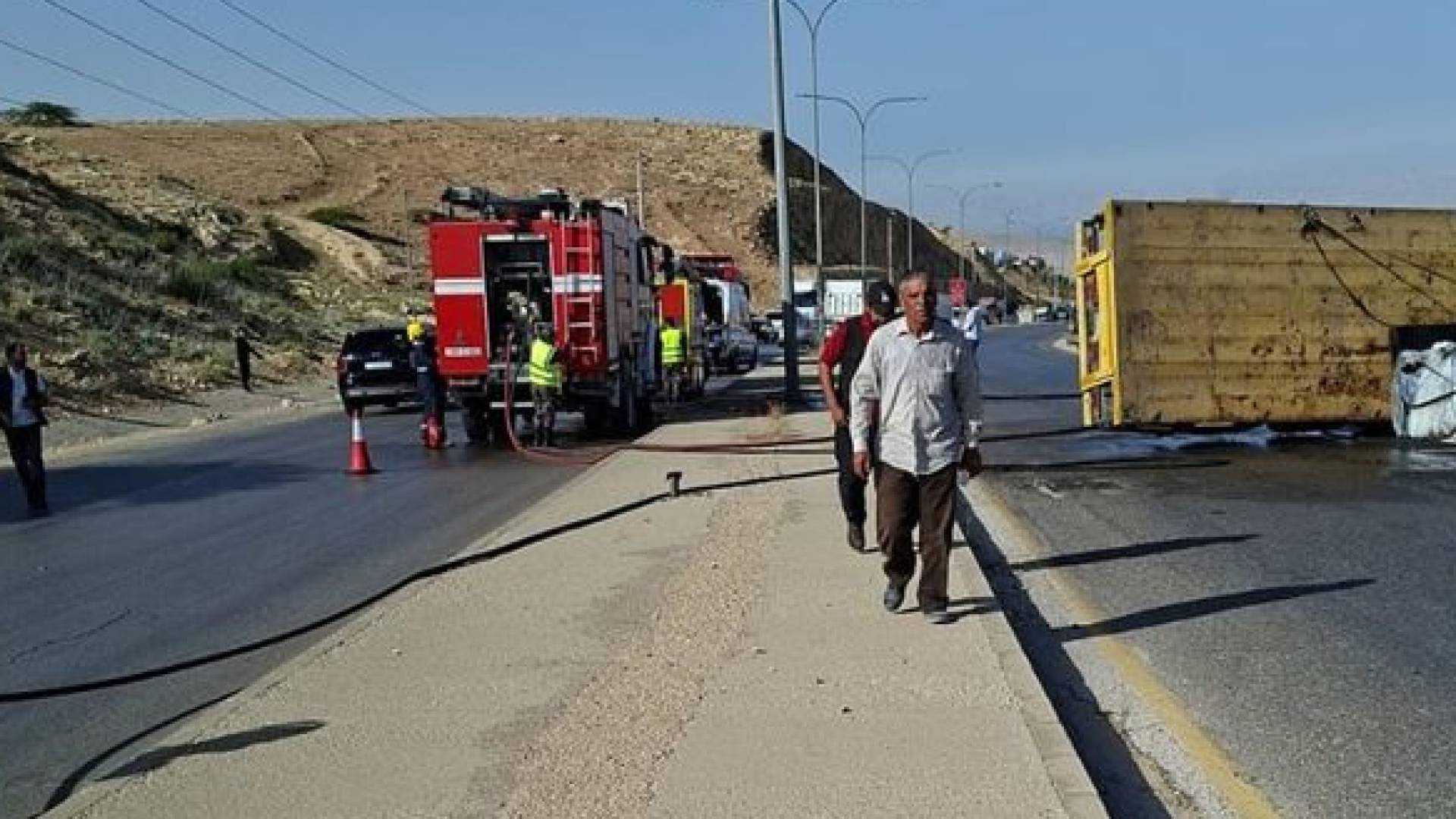 انقلاب شاحنة على طريق العدسية