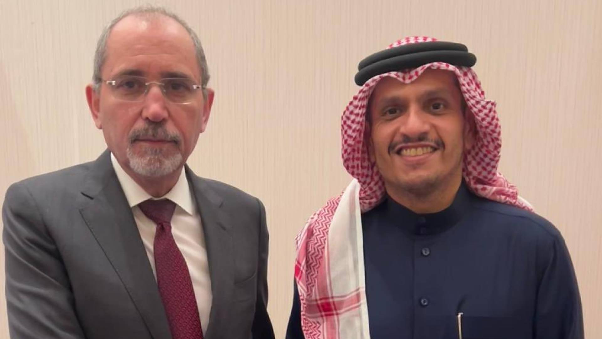 نائب رئيس الوزراء وزير الخارجية وشؤون المغتربين أيمن الصفدي  ورئيس مجلس الوزراء وزير الخارجية في دولة قطر الشيخ محمد بن عبد الرحمن آل ثاني