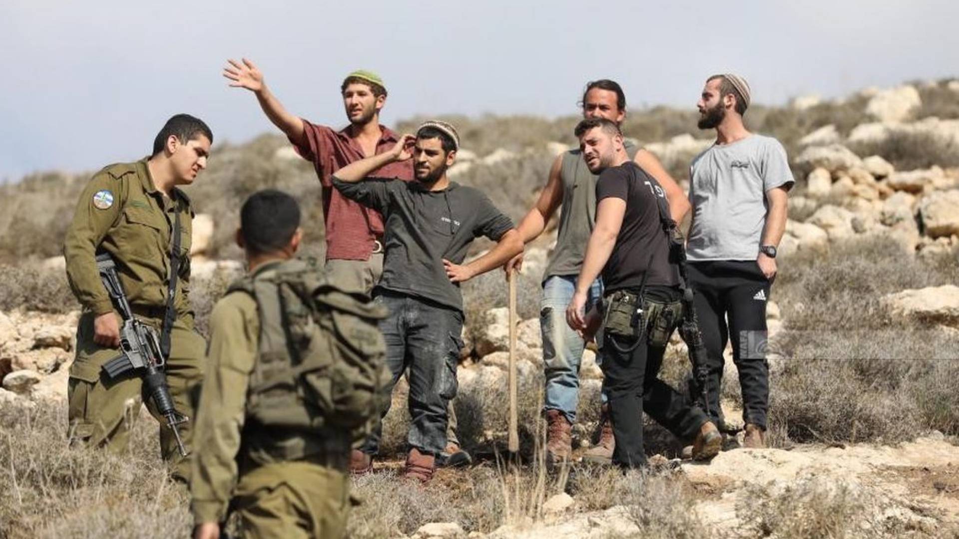 مستوطنين يعتدون على اراضي فلسطينيين
