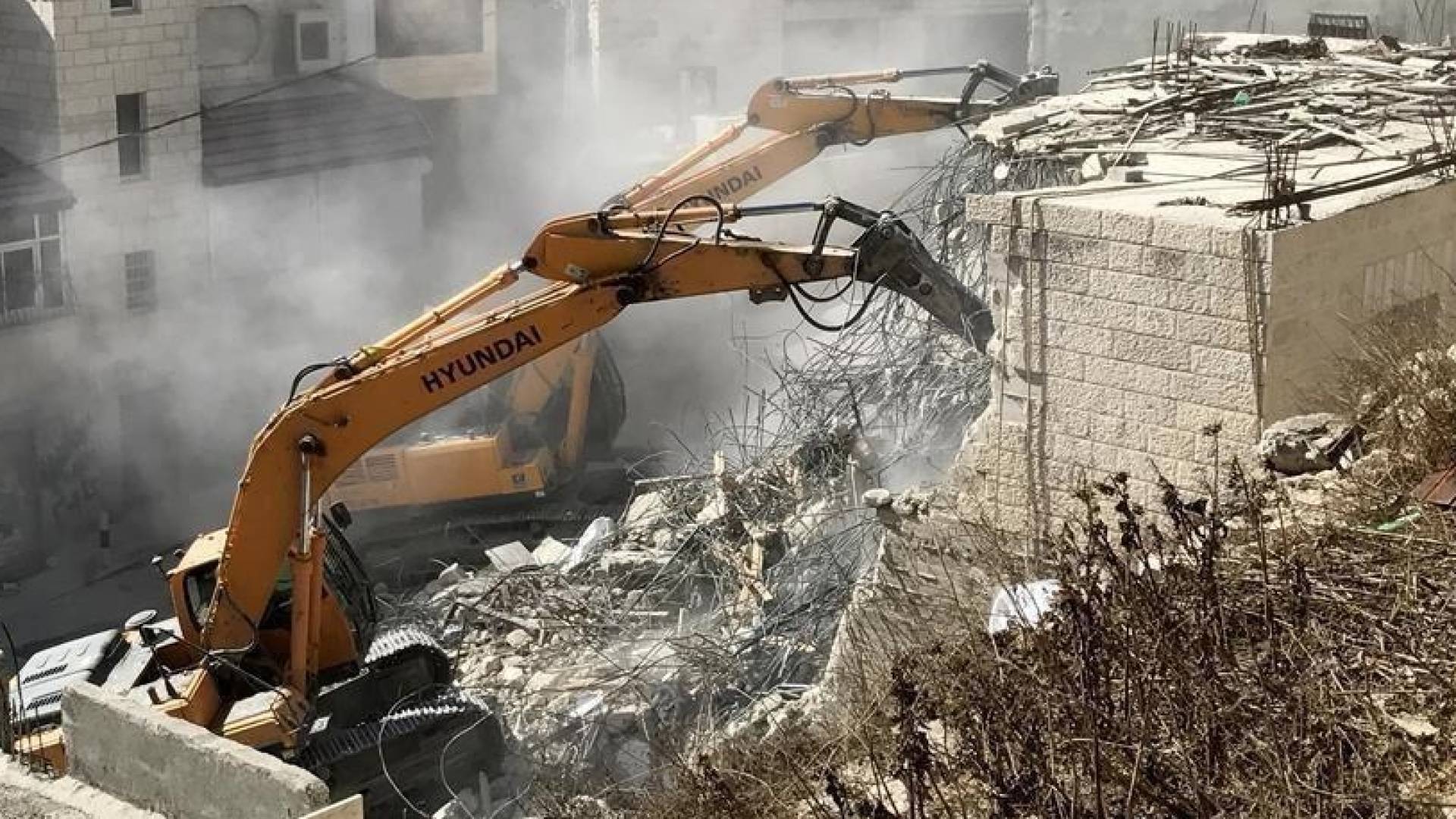 جرافة تهدم منزل في القدس