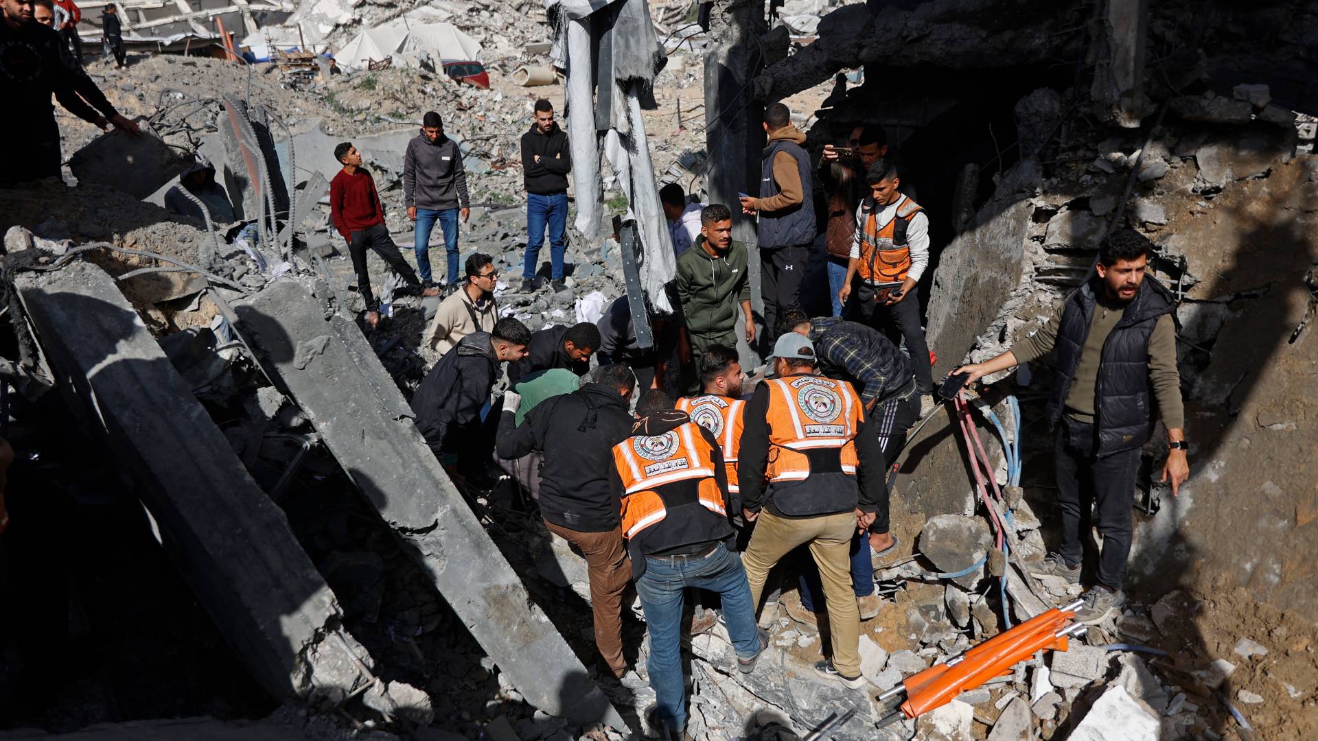 3 شهداء و17 إصابة بقصف مروحي في خان يونس وغربي غزة