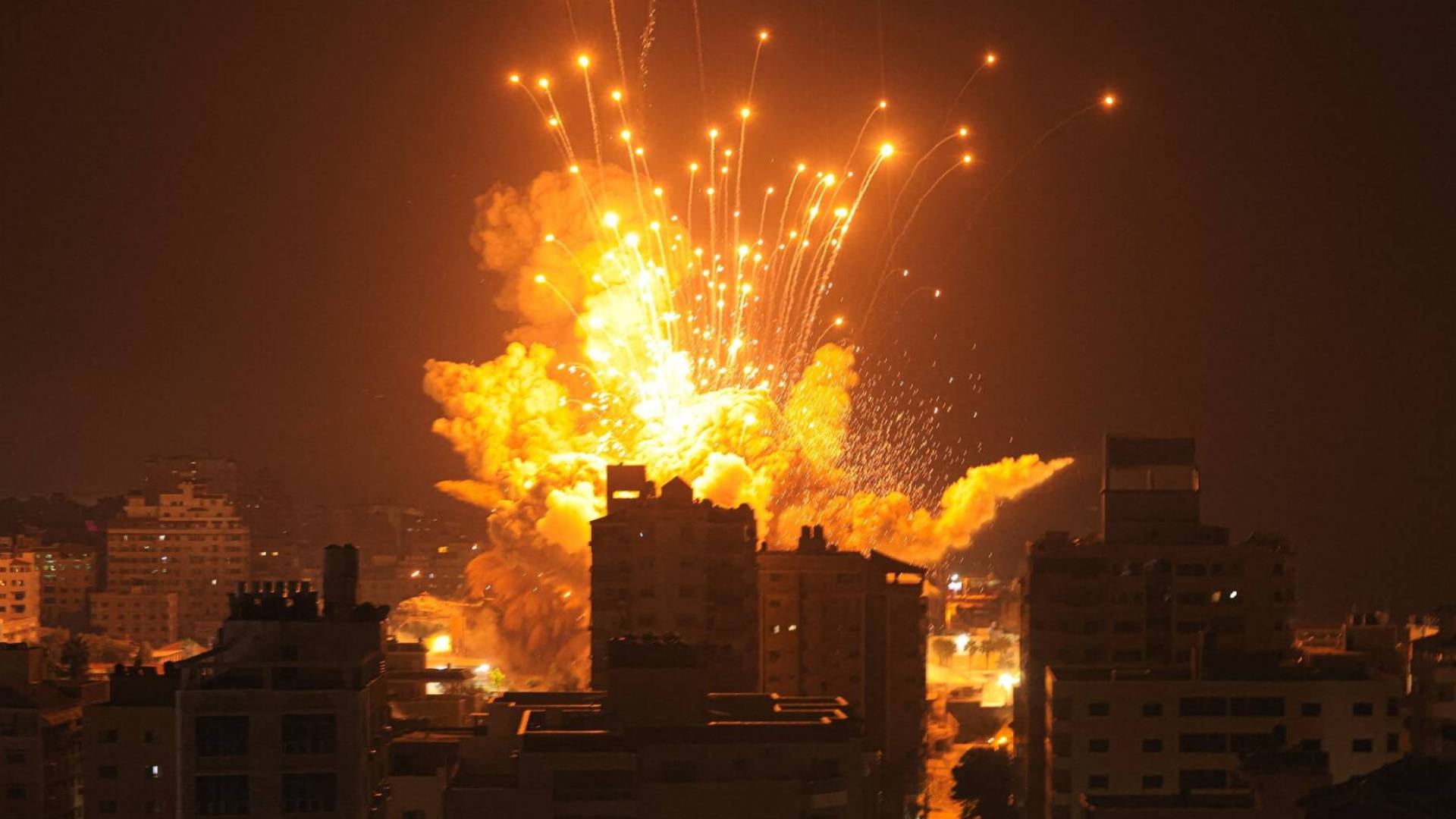 رويترز: الجيش الأمريكي يشن غارات على موقع إيراني ويسقط مسيرات في هرمز