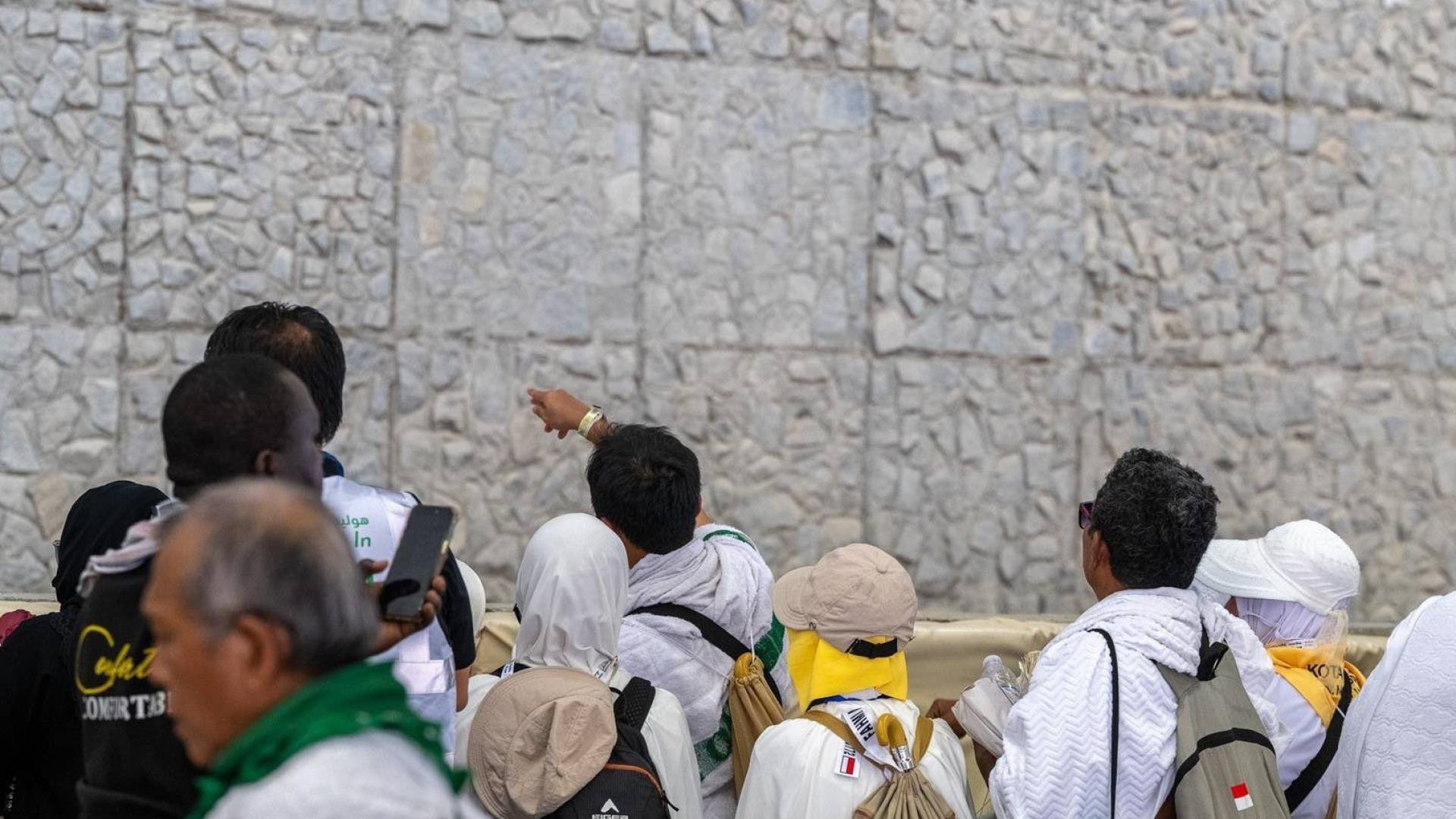 الحجاج يرمون الجمرات
