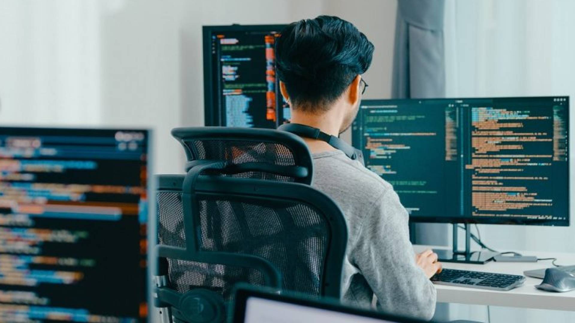 شاب يعمل على الكمبيوتر - تعبيرية
