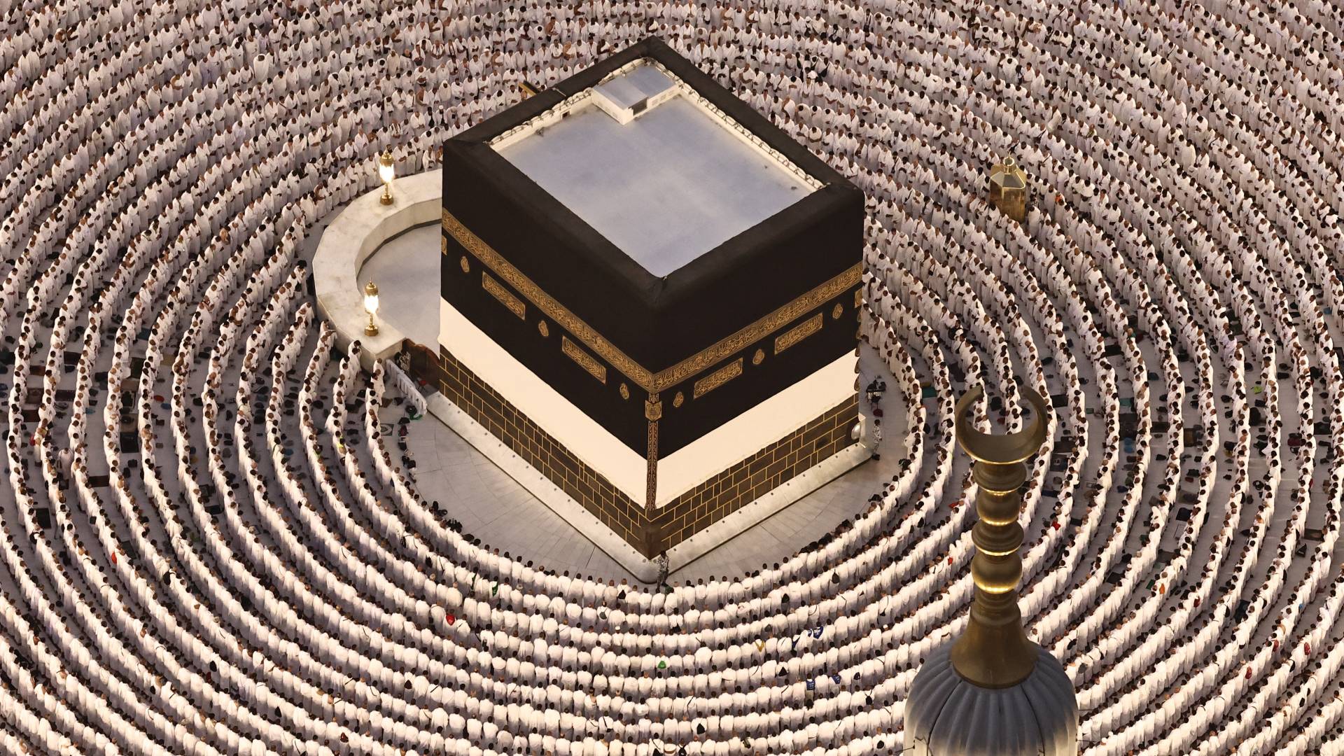 حجاج يصلون حول الكعبة