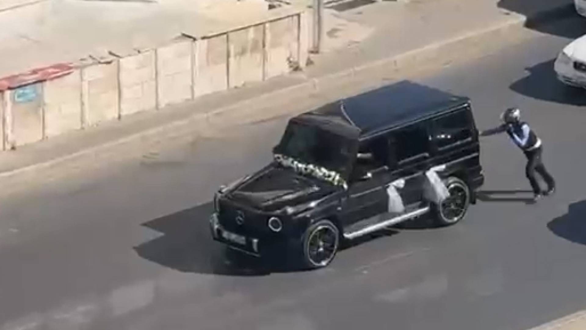 رقيب سير يدفع مركبة