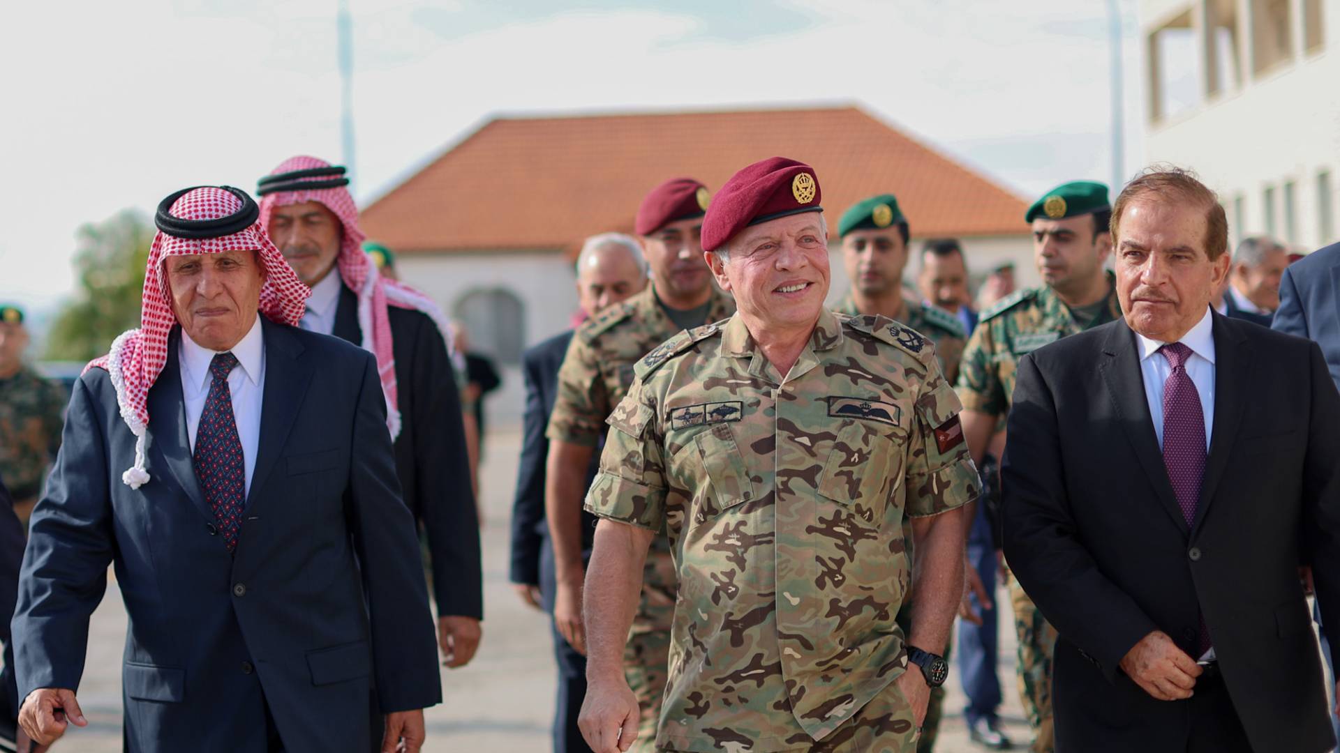الملك مع عدد من النتقاعدين العسكريين