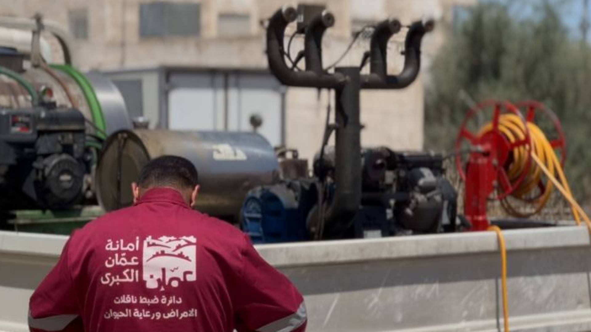 "رؤيا" ترافق فرق مكافحة الحشرات والقوارض في جولة ميدانية في عمان