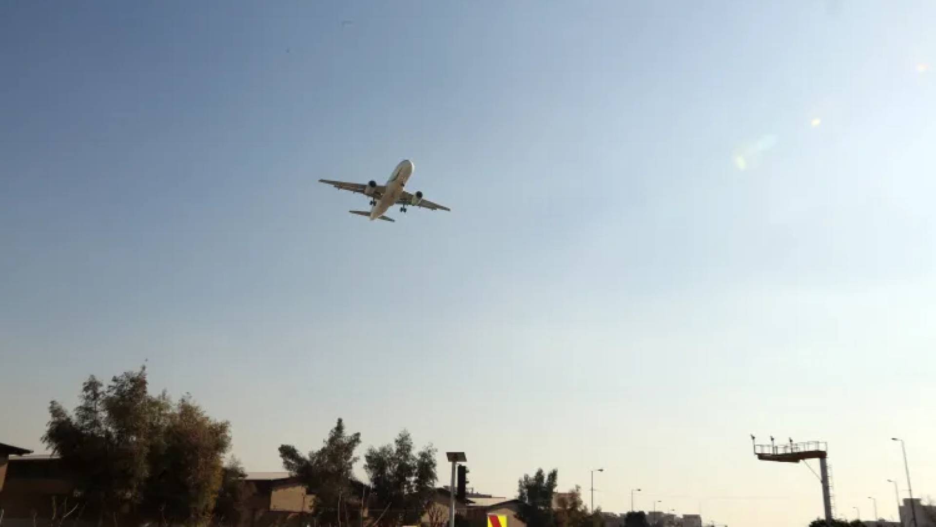 طائرة تحلق في السماء