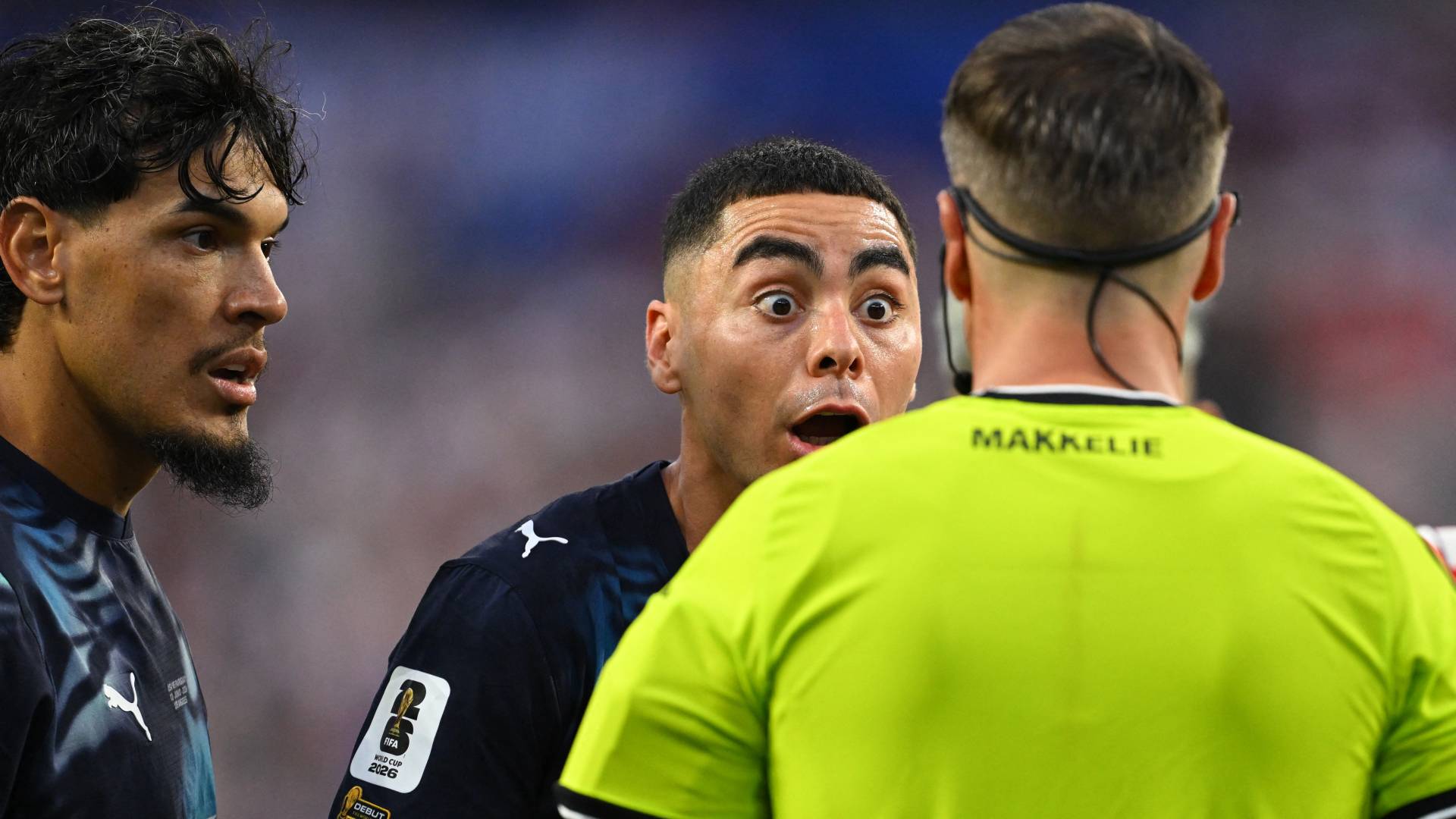 حكم المباراة واللاعب ميغيل  الميرون